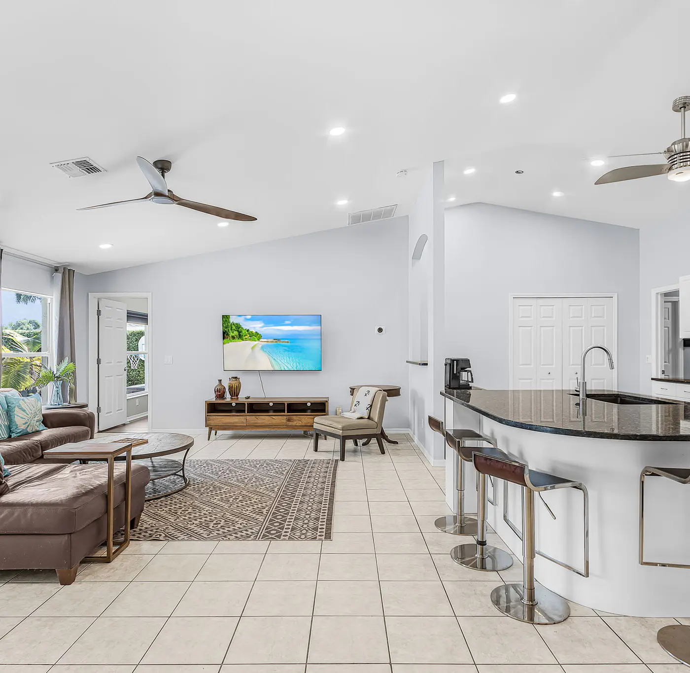 Gorgeous 4 Bedroom Waterfront Home with Private Pool/Spa and Large Kitchen