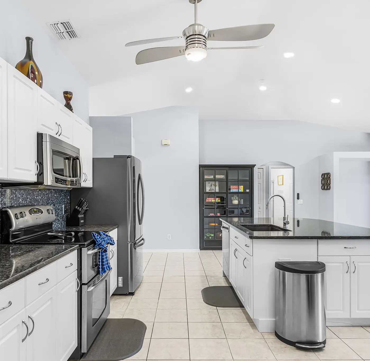 Gorgeous 4 Bedroom Waterfront Home with Private Pool/Spa and Large Kitchen