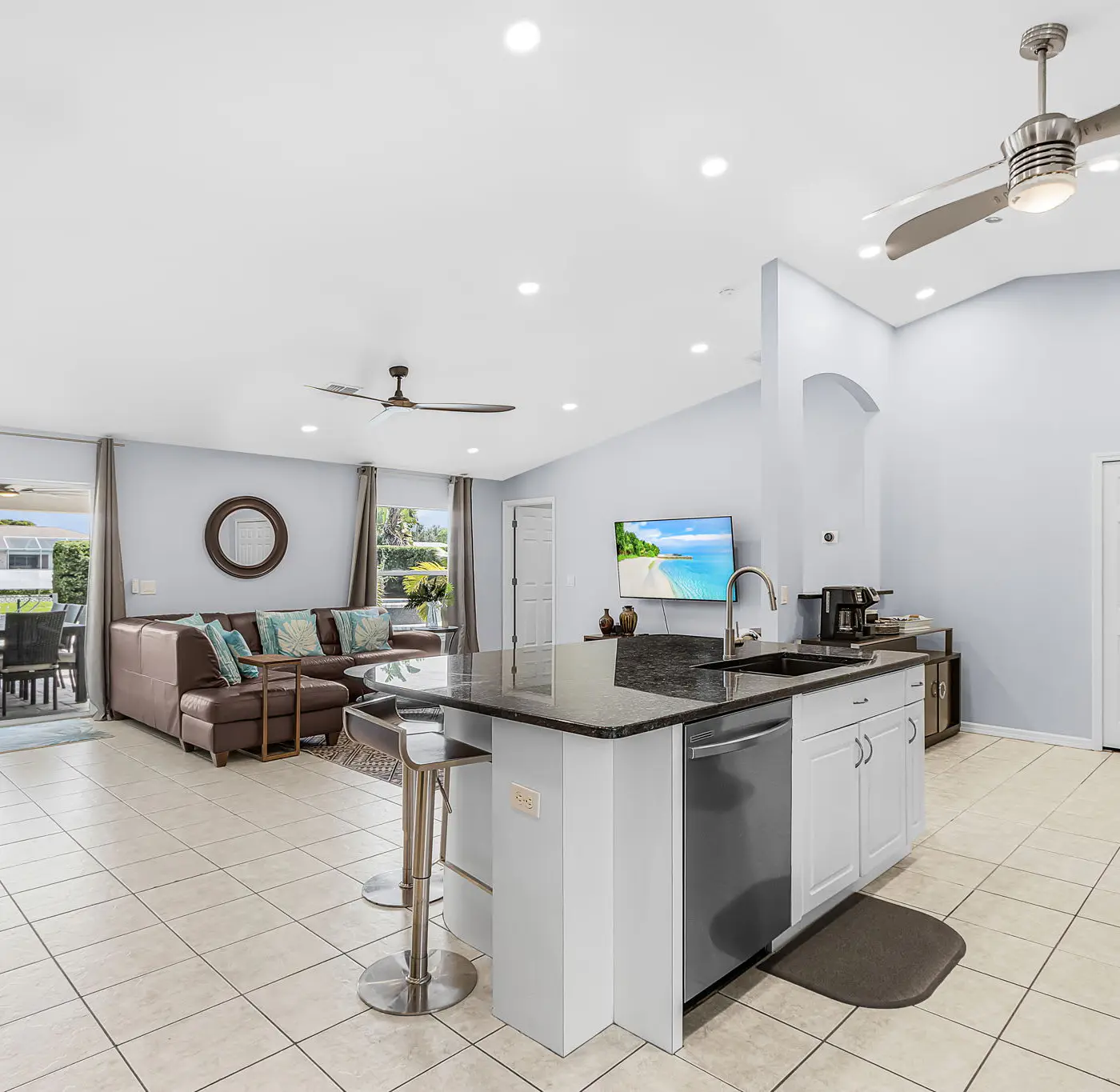 Gorgeous 4 Bedroom Waterfront Home with Private Pool/Spa and Large Kitchen