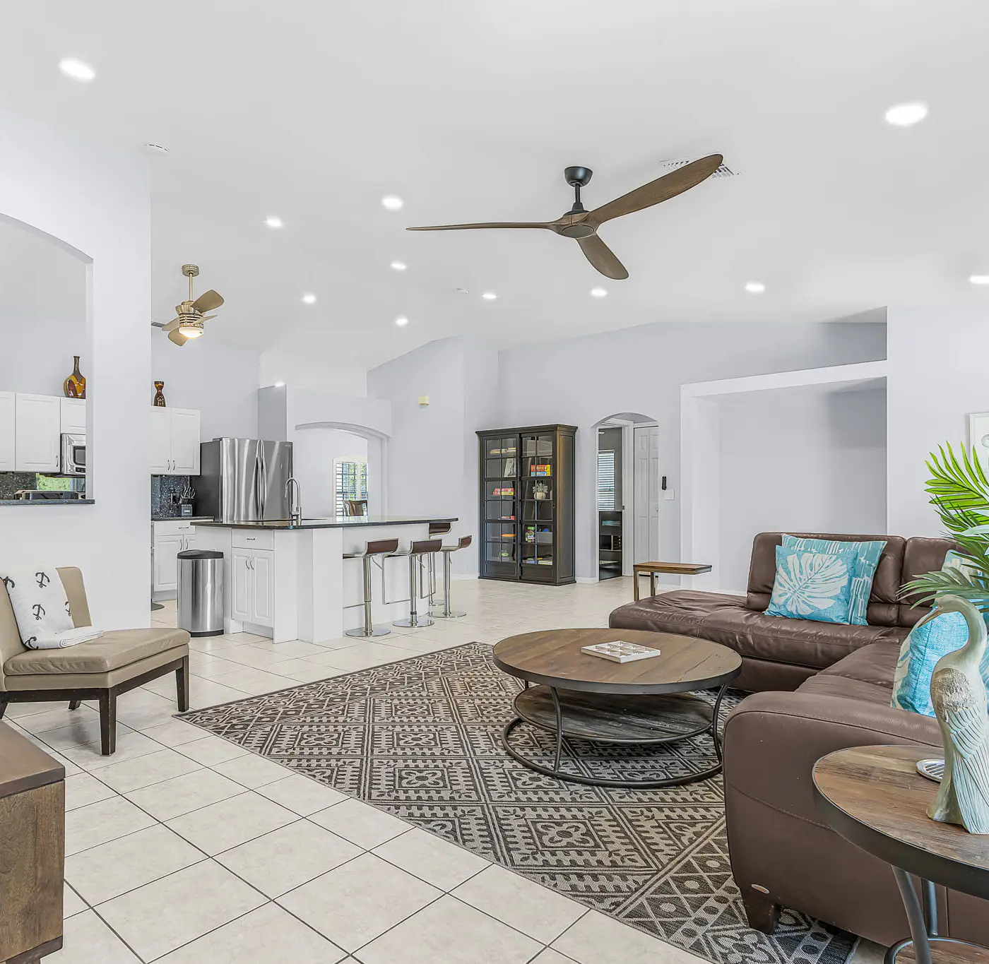 Gorgeous 4 Bedroom Waterfront Home with Private Pool/Spa and Large Kitchen
