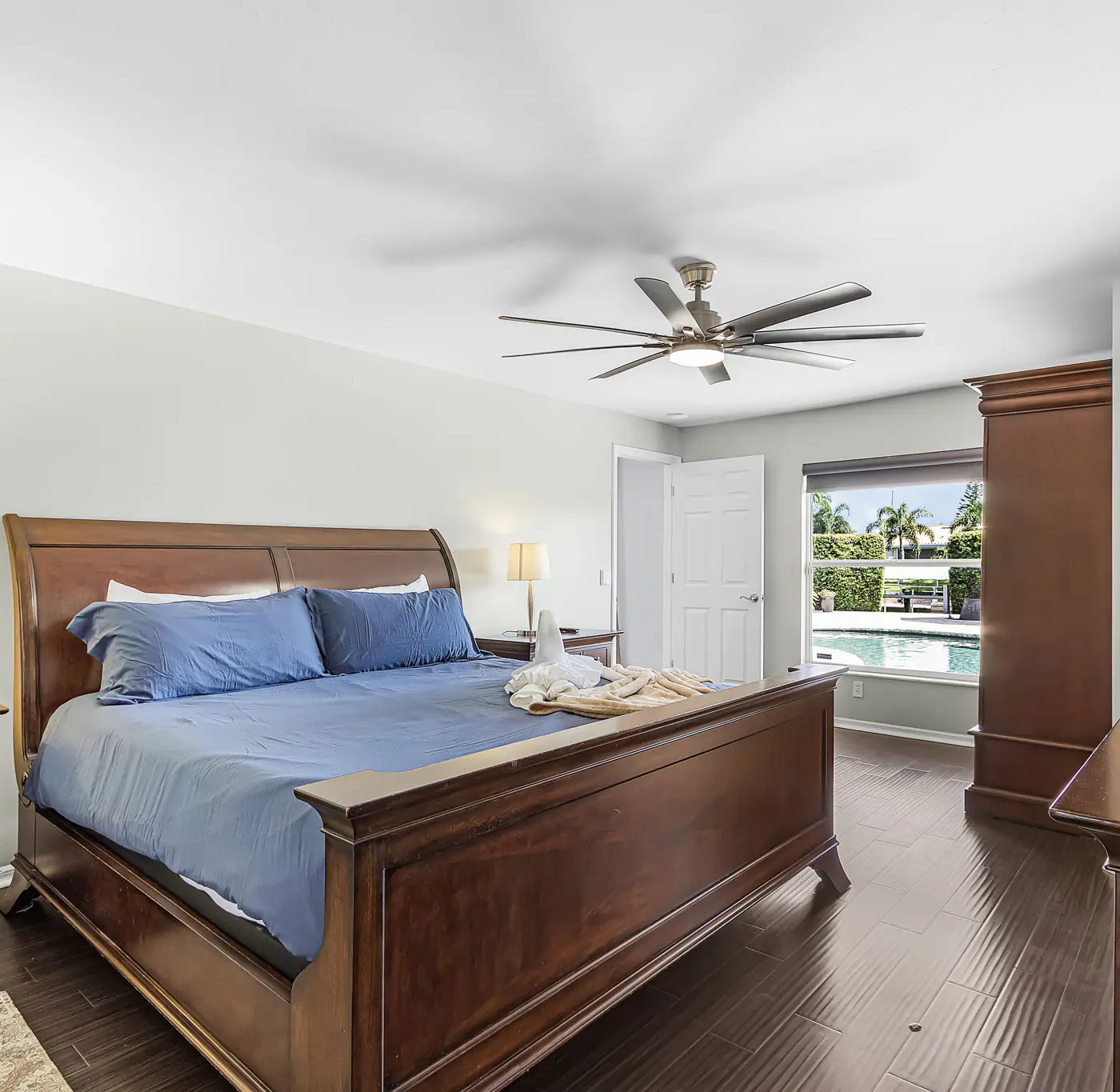 Gorgeous 4 Bedroom Waterfront Home with Private Pool/Spa and Large Kitchen