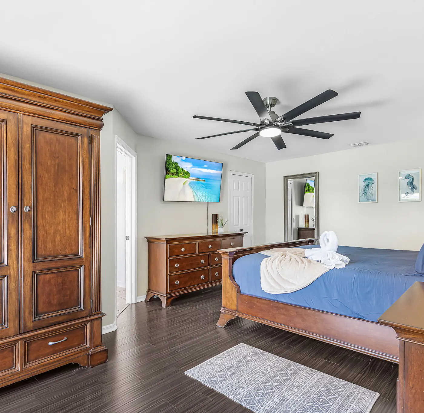 Gorgeous 4 Bedroom Waterfront Home with Private Pool/Spa and Large Kitchen