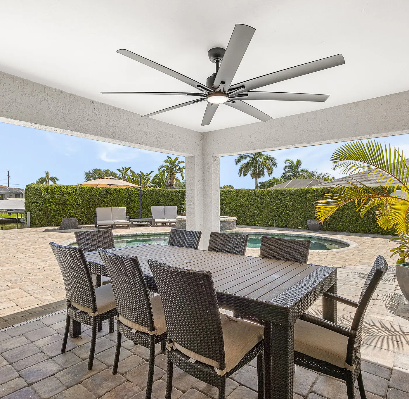 Gorgeous 4 Bedroom Waterfront Home with Private Pool/Spa and Large Kitchen