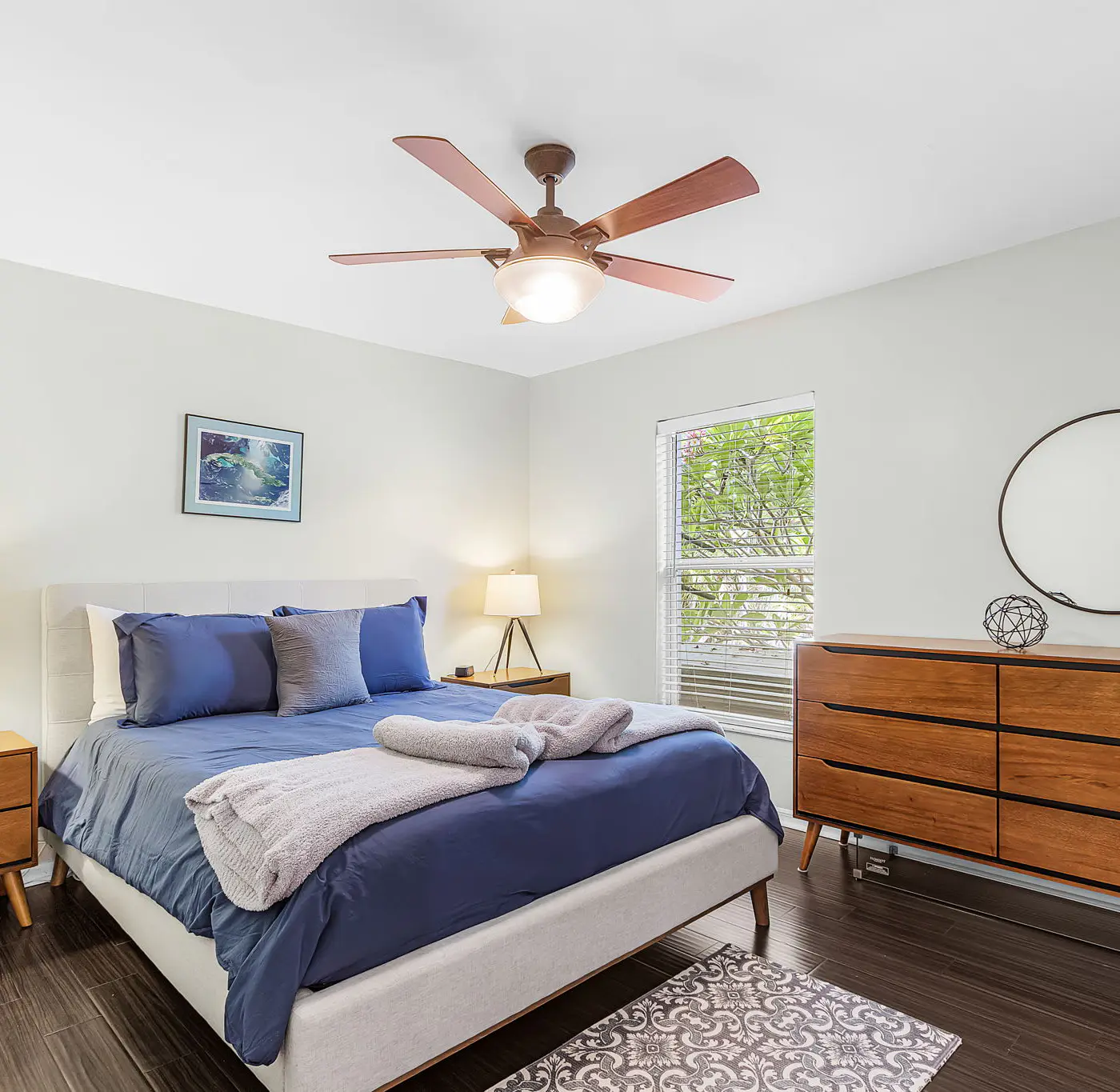 Gorgeous 4 Bedroom Waterfront Home with Private Pool/Spa and Large Kitchen