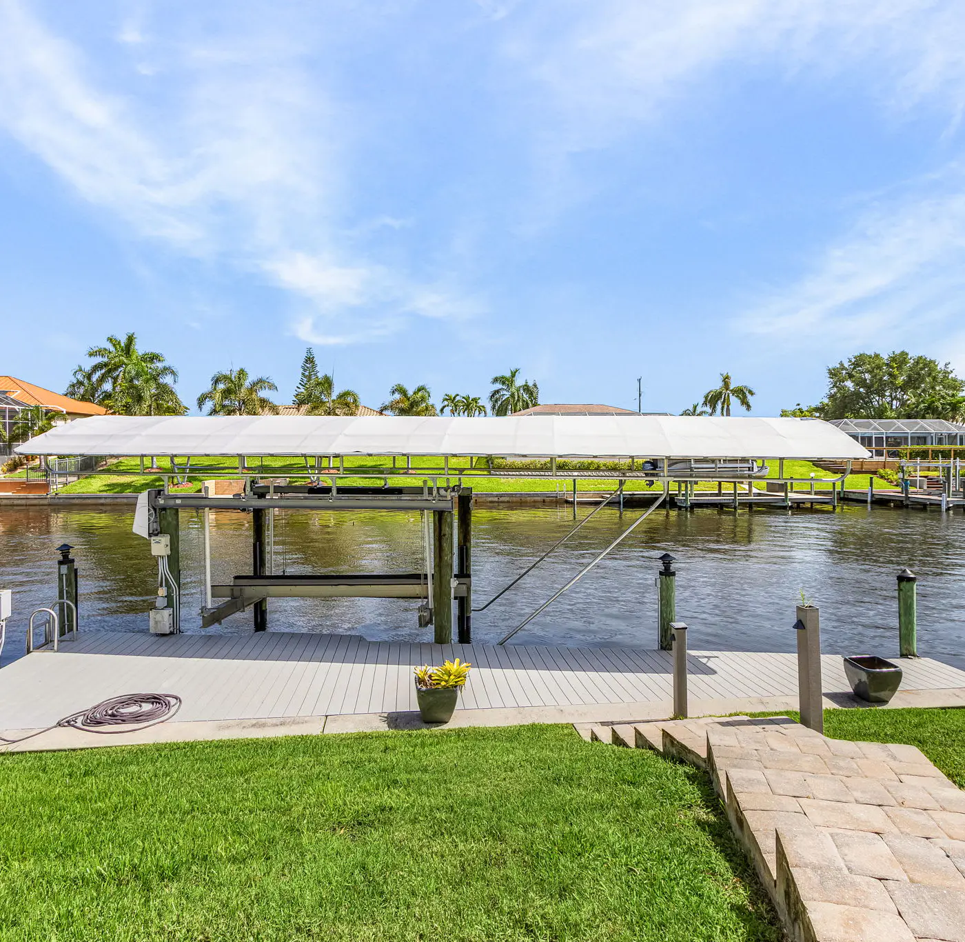 Gorgeous 4 Bedroom Waterfront Home with Private Pool/Spa and Large Kitchen