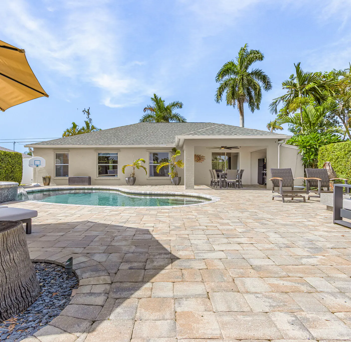 Gorgeous 4 Bedroom Waterfront Home with Private Pool/Spa and Large Kitchen
