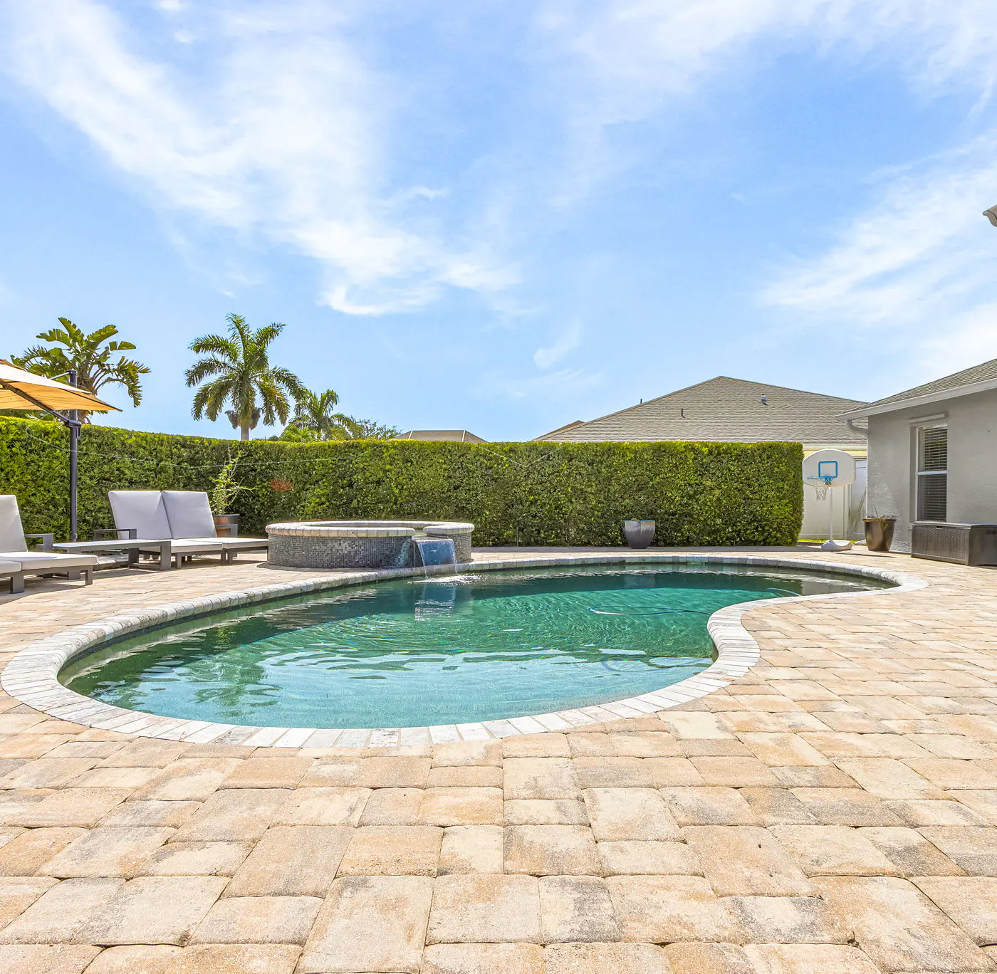 Gorgeous 4 Bedroom Waterfront Home with Private Pool/Spa and Large Kitchen