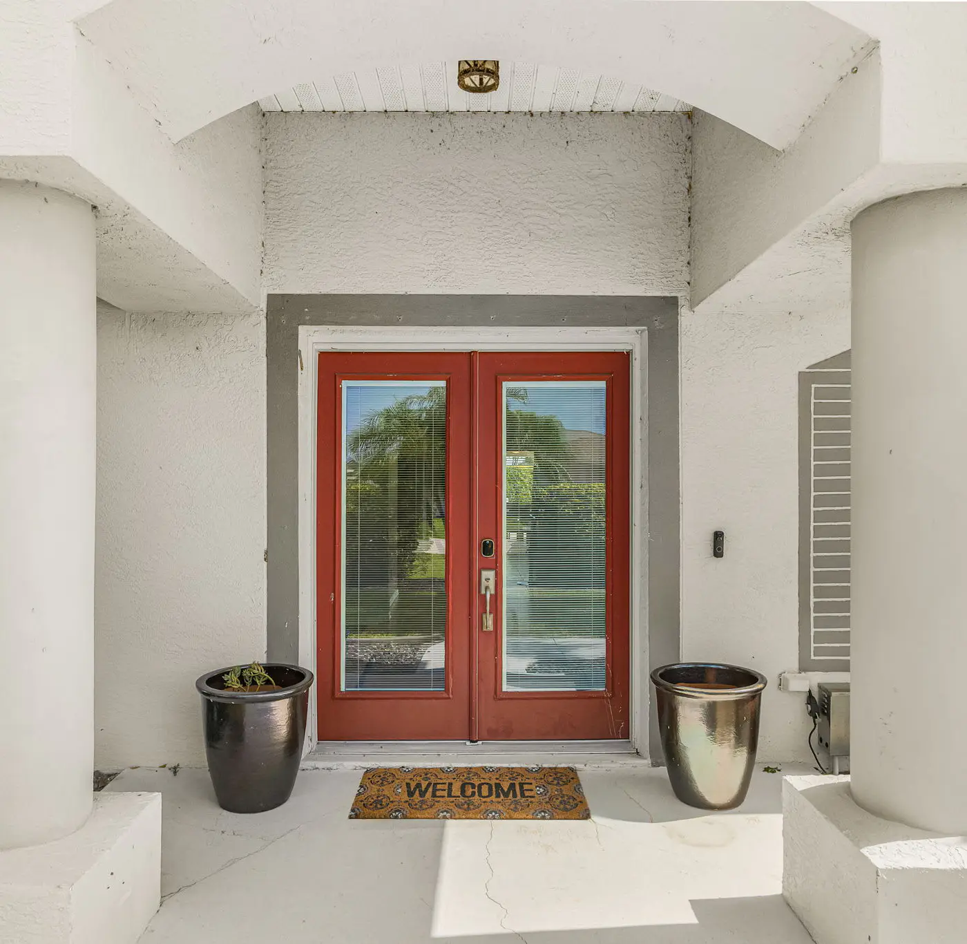 Gorgeous 4 Bedroom Waterfront Home with Private Pool/Spa and Large Kitchen