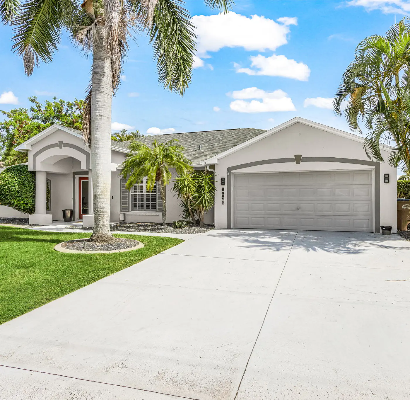 Gorgeous 4 Bedroom Waterfront Home with Private Pool/Spa and Large Kitchen
