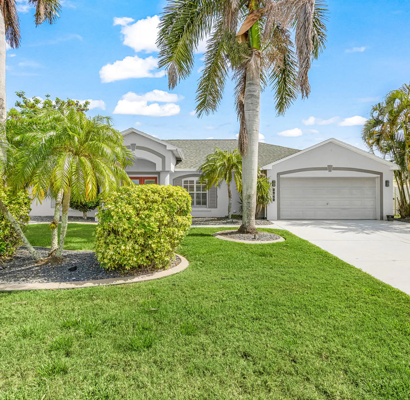 Gorgeous 4 Bedroom Waterfront Home with Private Pool/Spa and Large Kitchen