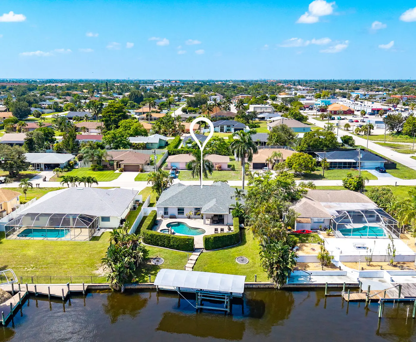 Gorgeous 4 Bedroom Waterfront Home with Private Pool/Spa and Large Kitchen