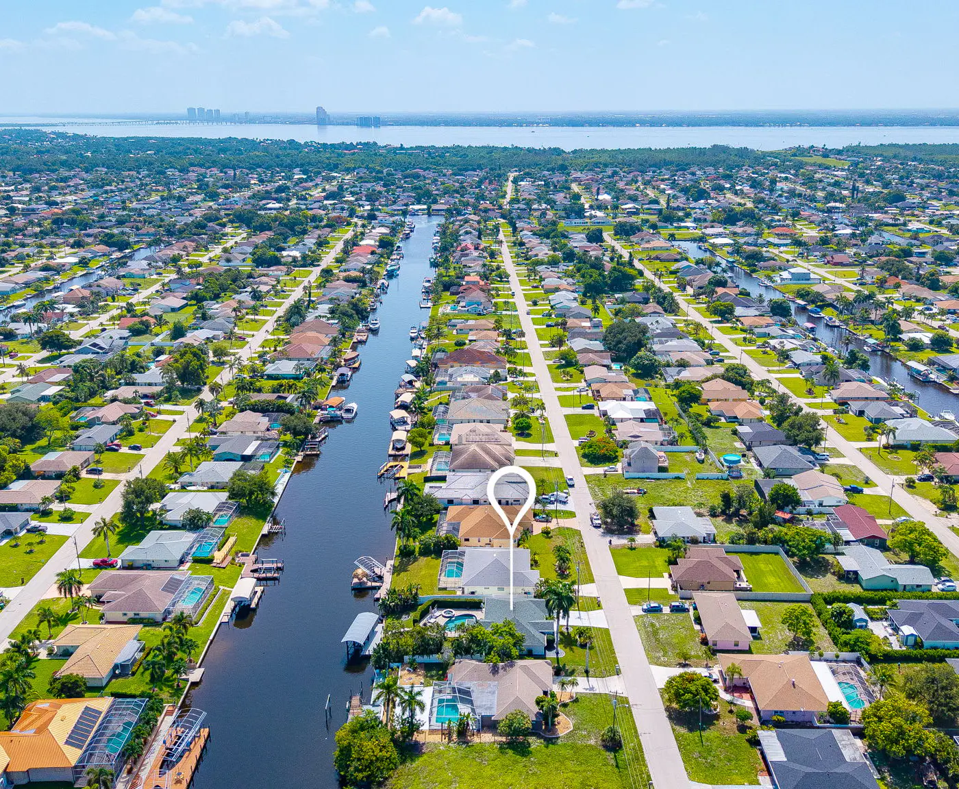 Gorgeous 4 Bedroom Waterfront Home with Private Pool/Spa and Large Kitchen