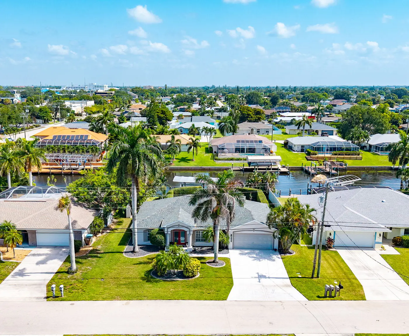 Gorgeous 4 Bedroom Waterfront Home with Private Pool/Spa and Large Kitchen
