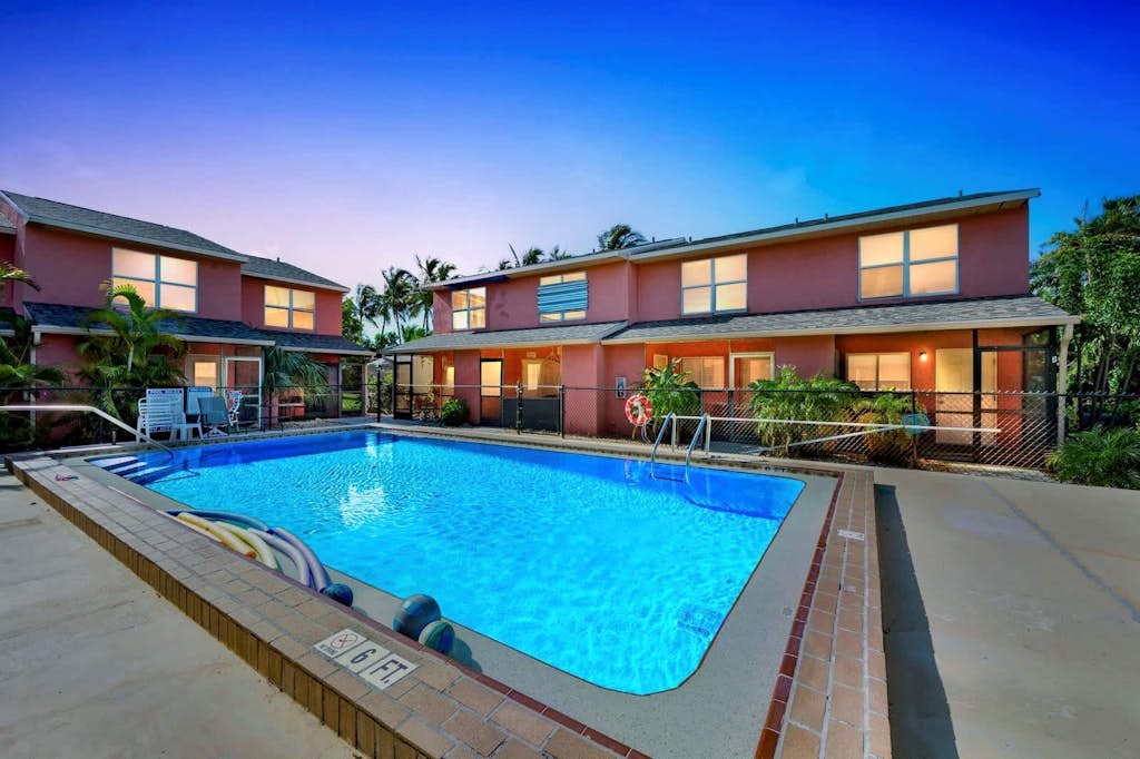 Spacious townhome w patio & shared pool