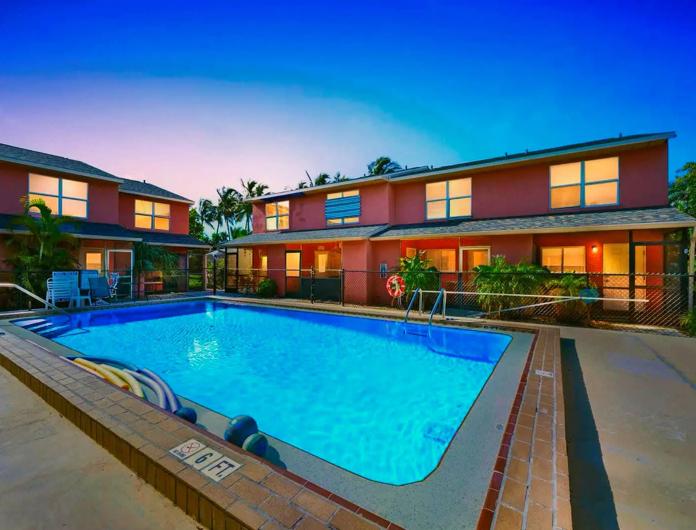 Spacious townhome w patio & shared pool