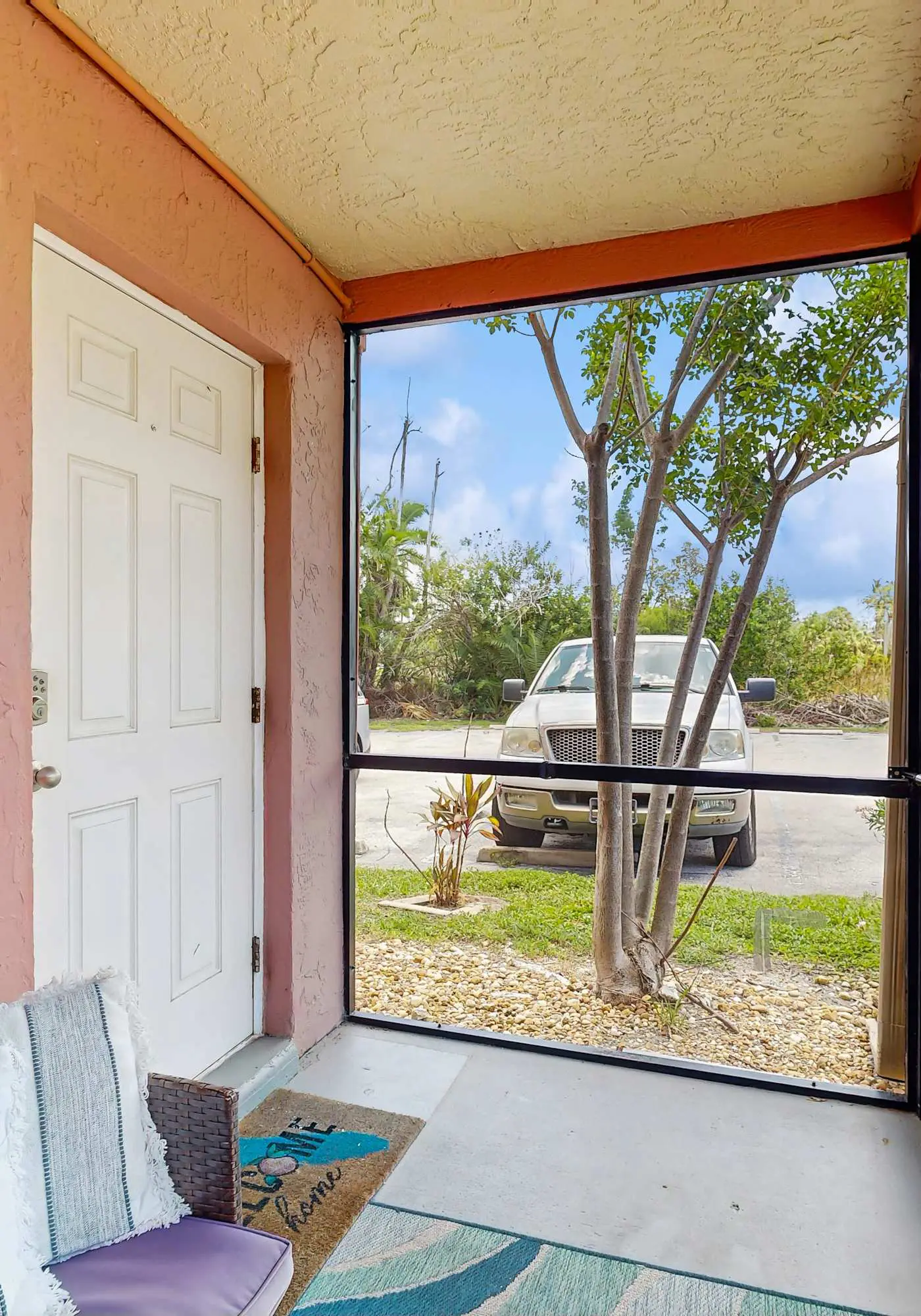 Spacious townhome w patio & shared pool