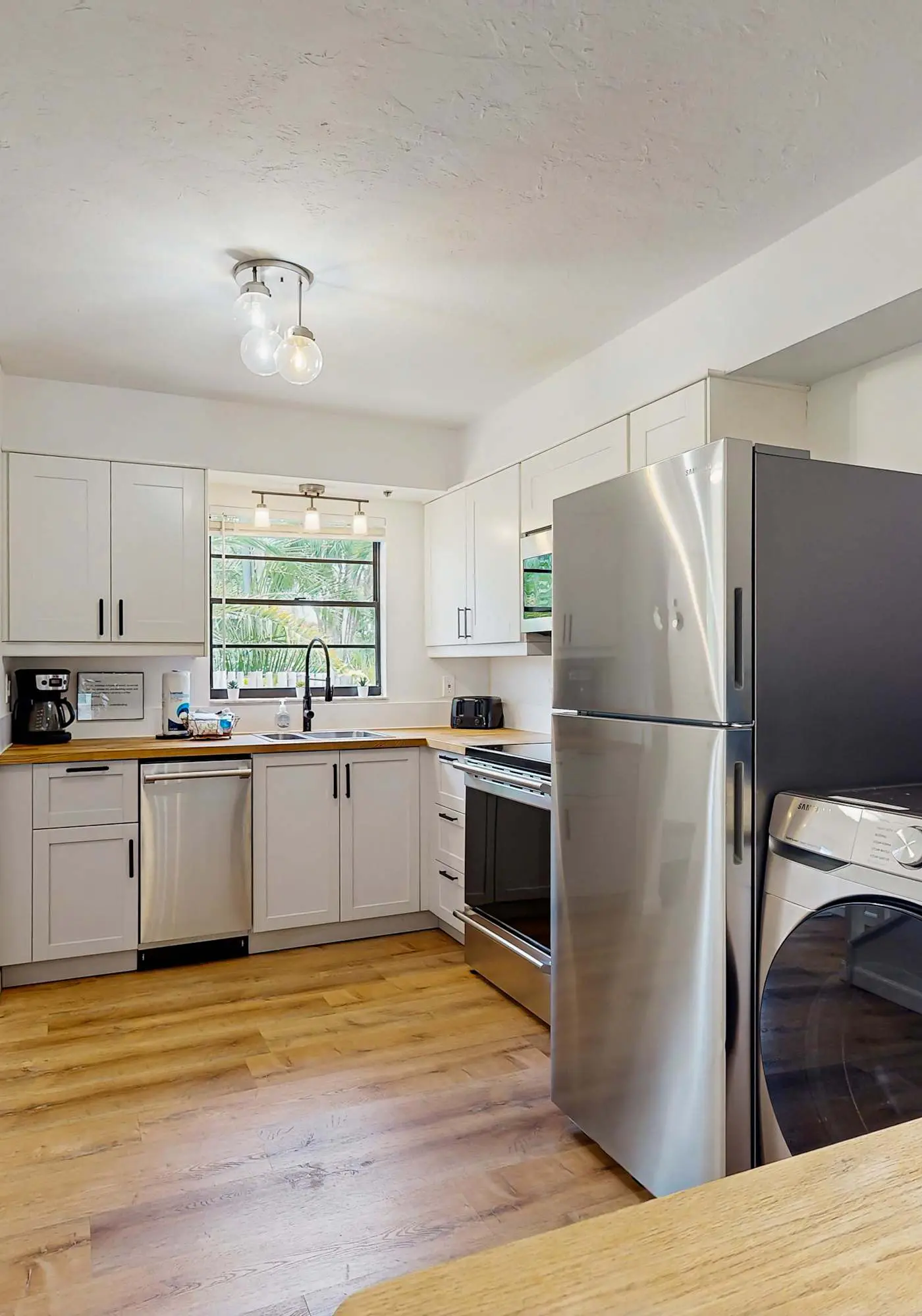 Spacious townhome w patio & shared pool