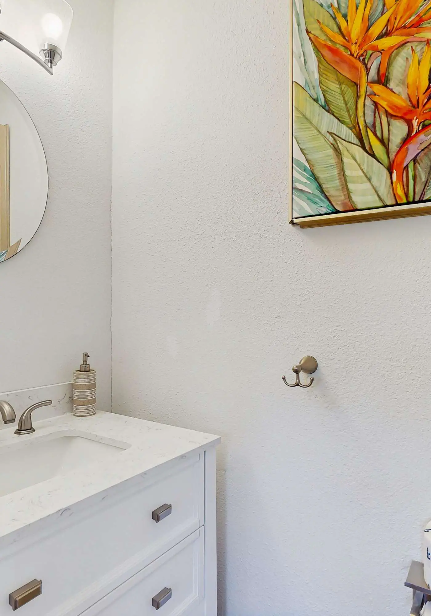 Spacious townhome w patio & shared pool