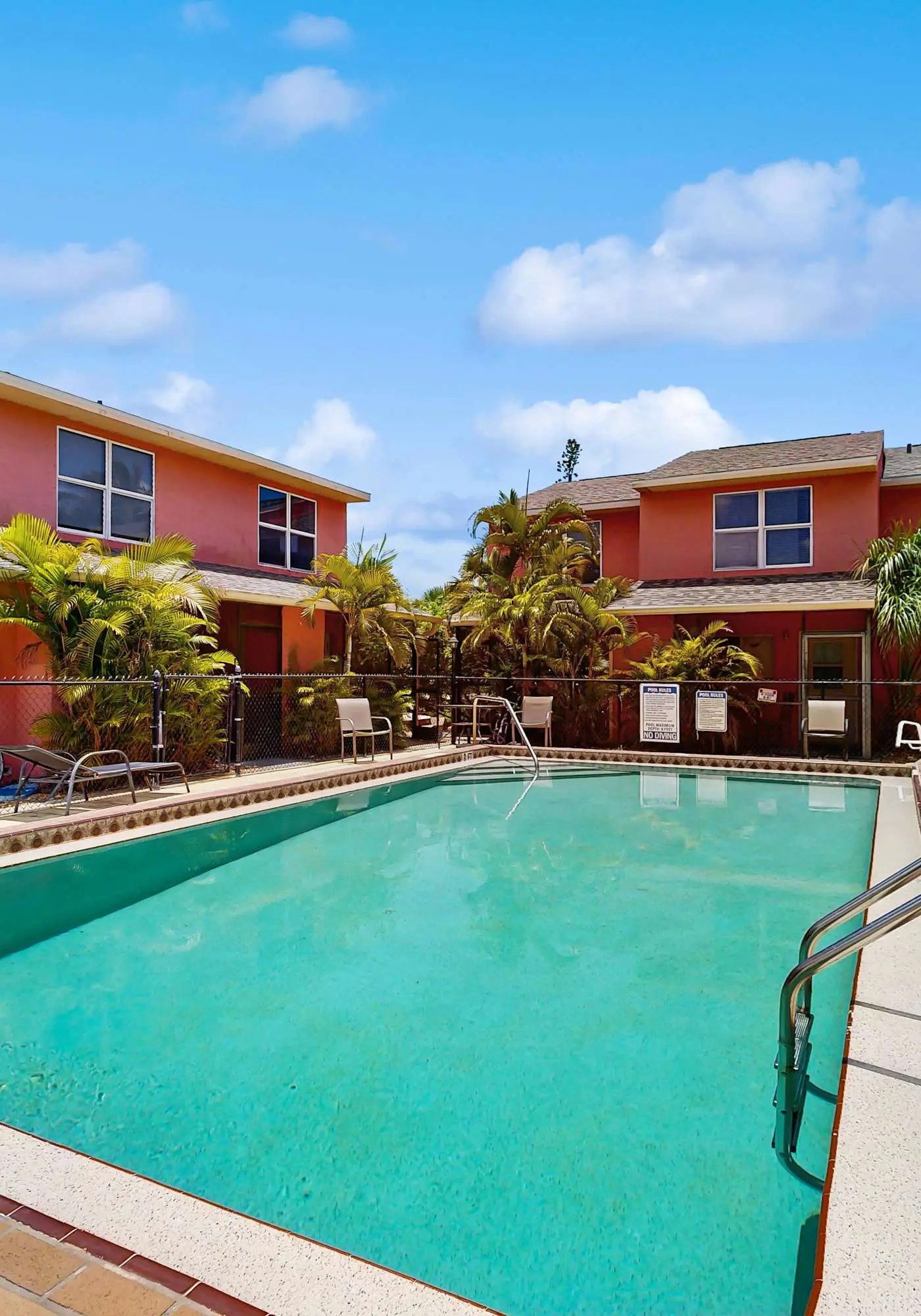 Spacious townhome w patio & shared pool