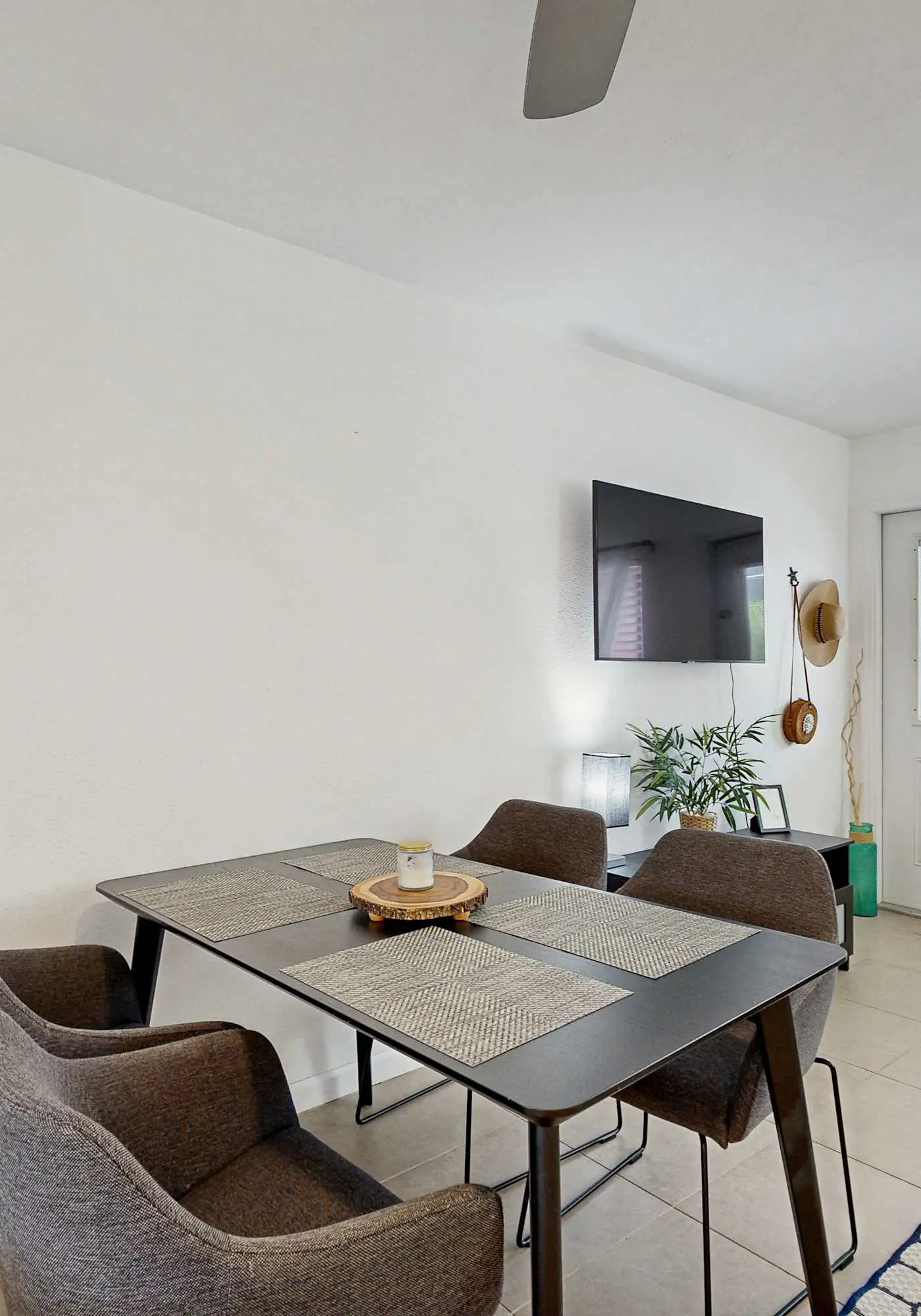 Cozy townhome w patio & shared pool
