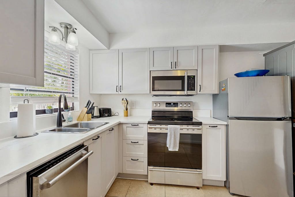 Cozy townhome w patio & shared pool