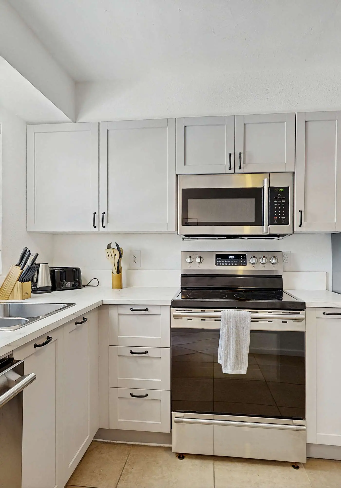 Cozy townhome w patio & shared pool