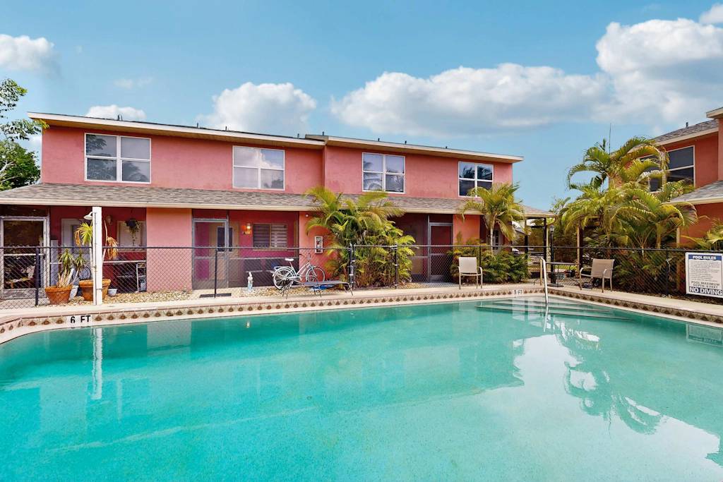 Cozy townhome w patio & shared pool