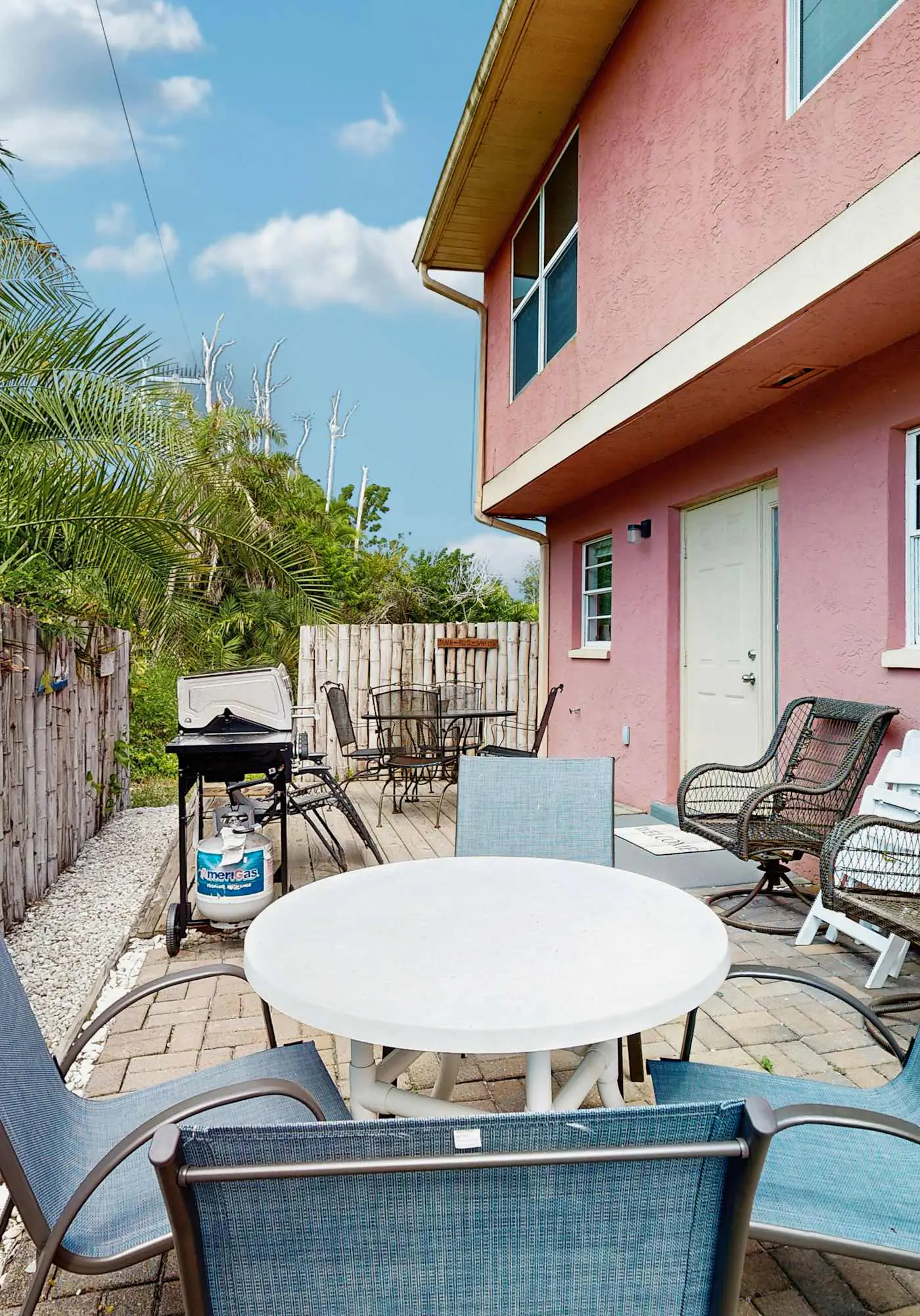 Cozy townhome w patio & shared pool