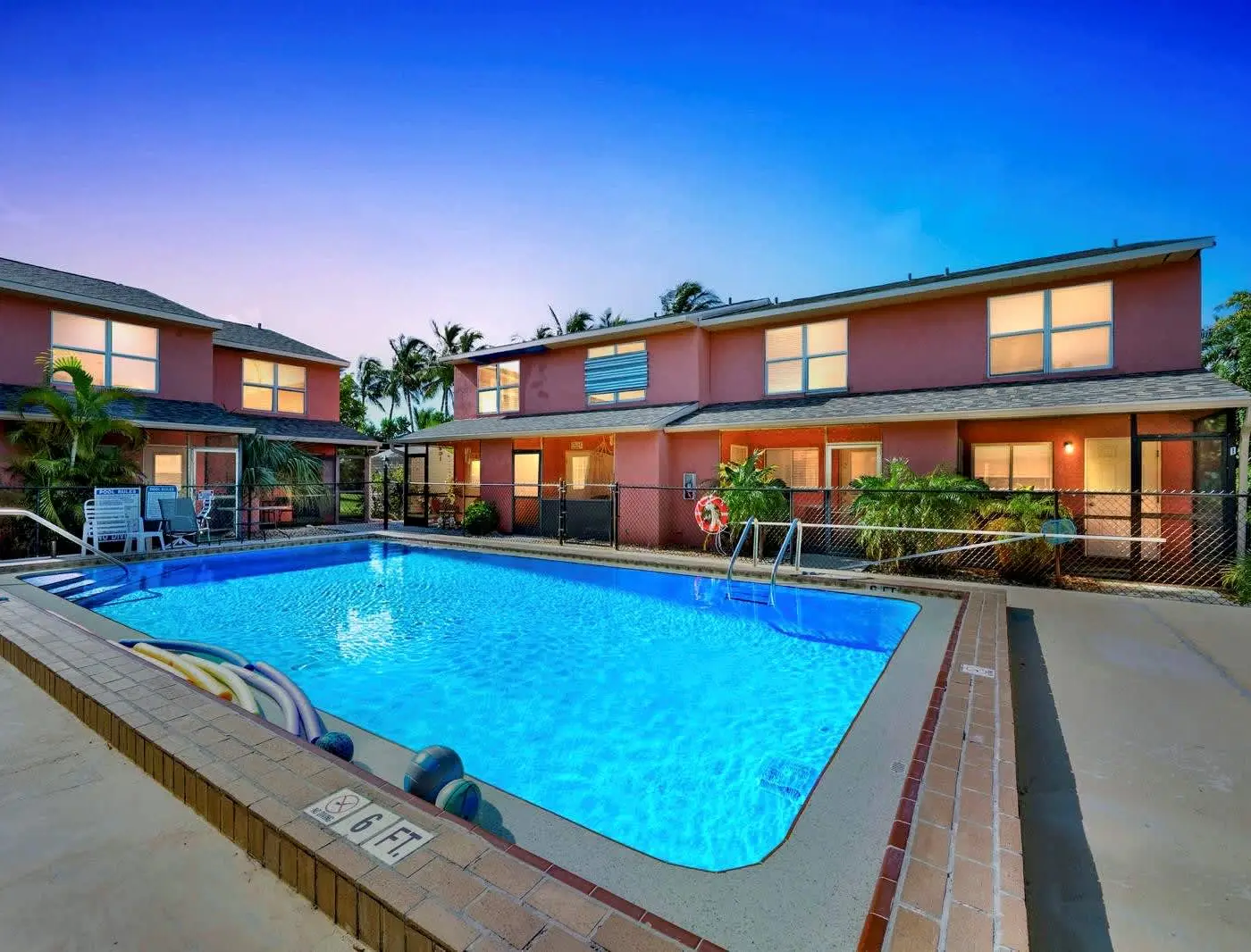 Spacious dog friendly Townhouse in Fort Myers with Shared Pool and BBQ