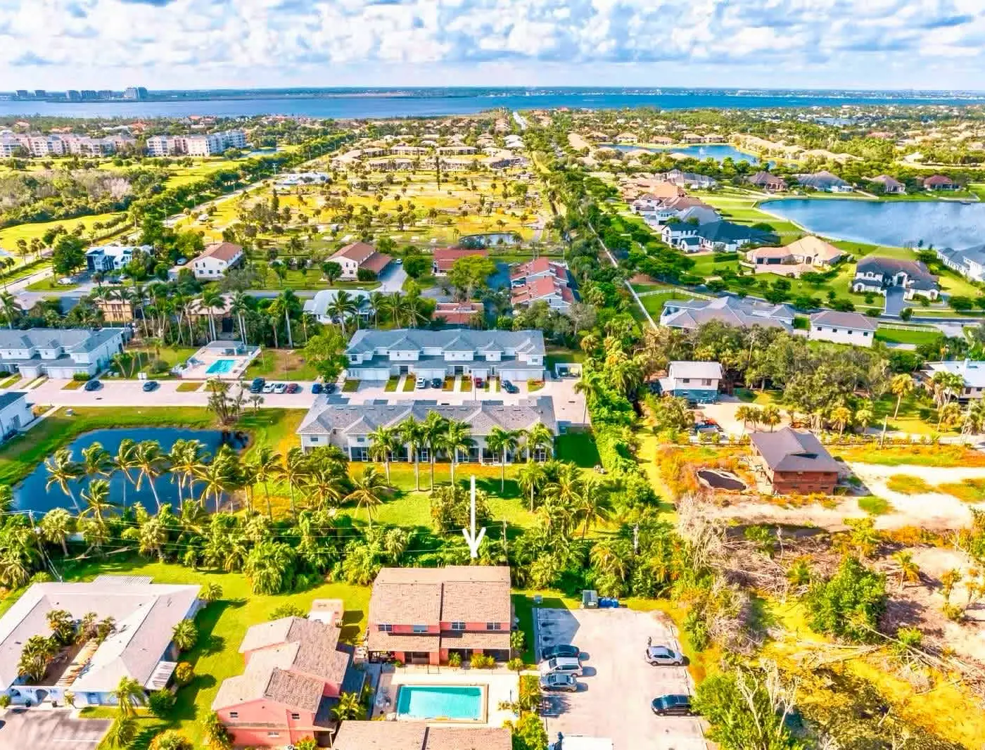 Spacious dog friendly Townhouse in Fort Myers with Shared Pool and BBQ