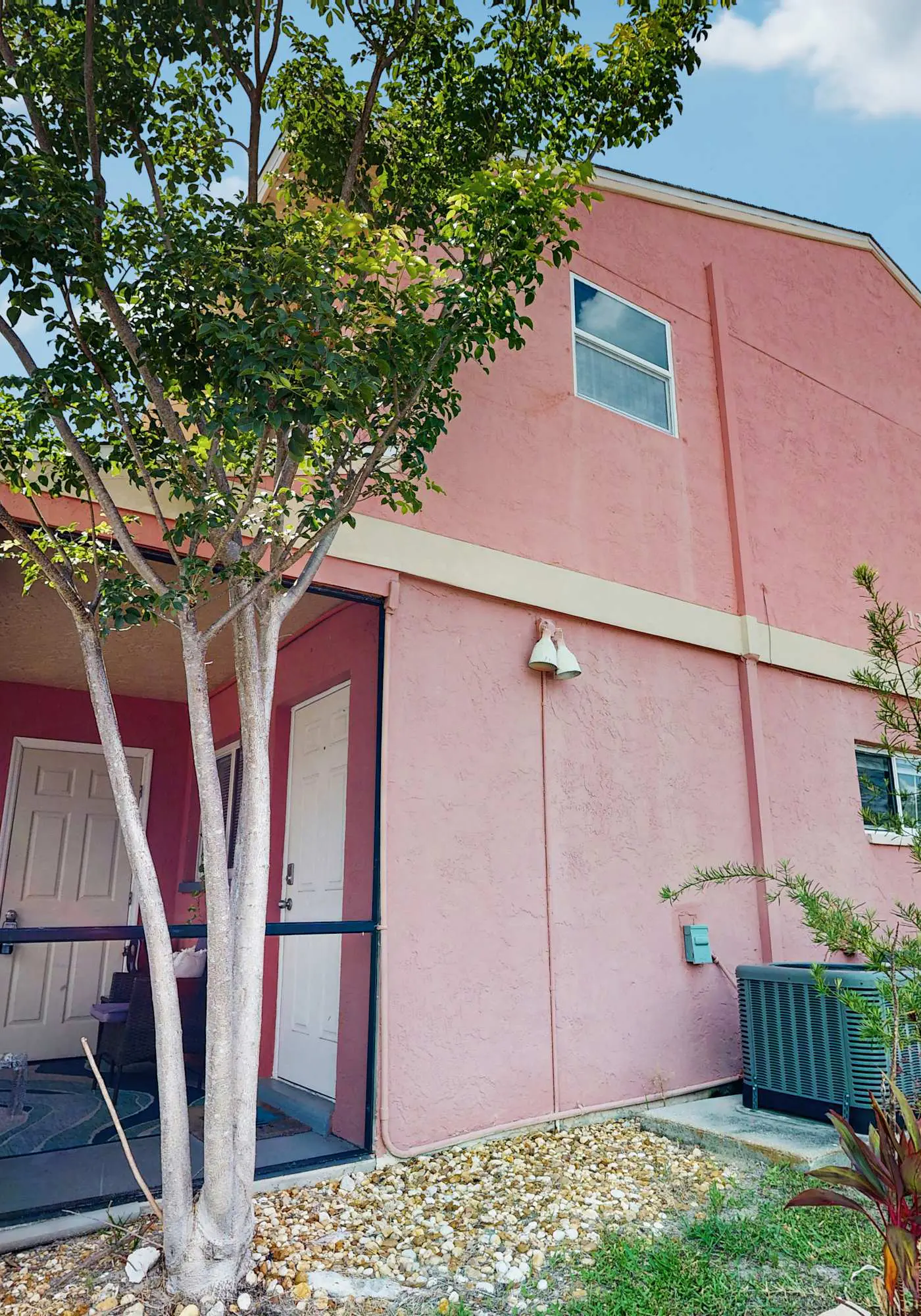 Spacious dog friendly Townhouse in Fort Myers with Shared Pool and BBQ