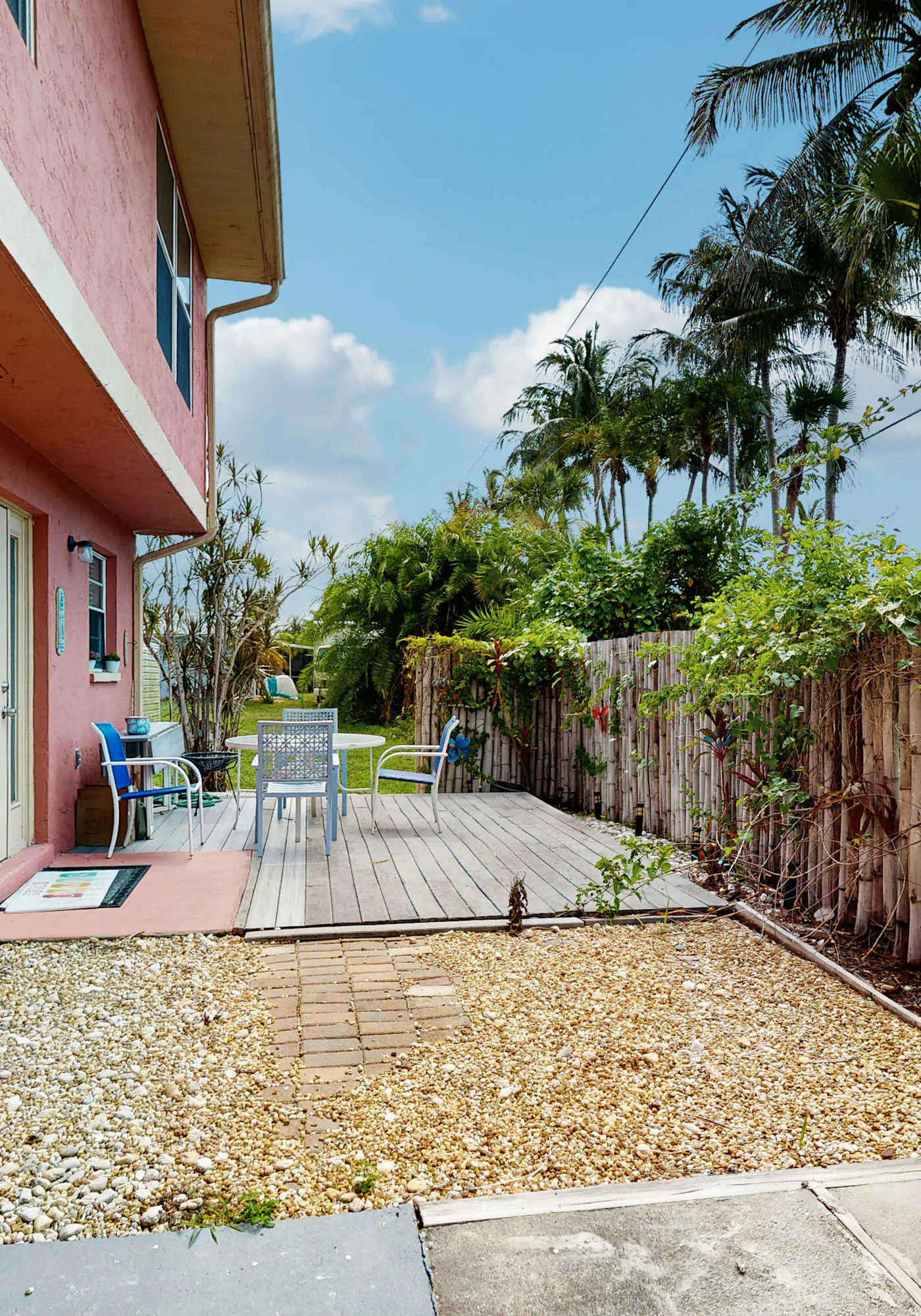 Spacious dog friendly Townhouse in Fort Myers with Shared Pool and BBQ
