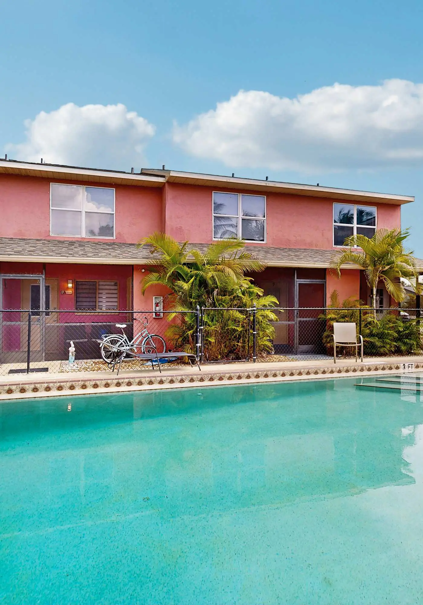 Spacious dog friendly Townhouse in Fort Myers with Shared Pool and BBQ