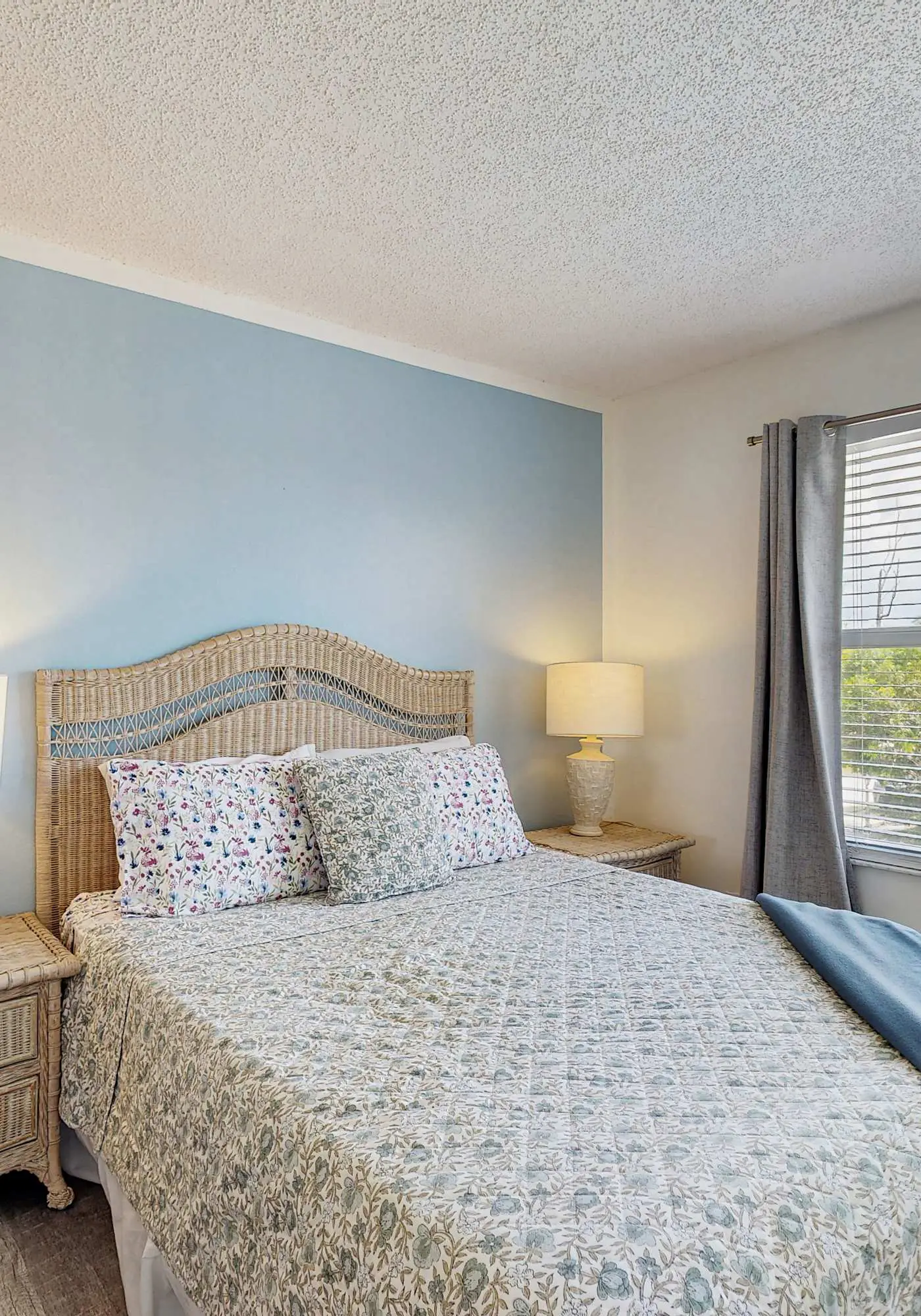 Spacious dog friendly Townhouse in Fort Myers with Shared Pool and BBQ