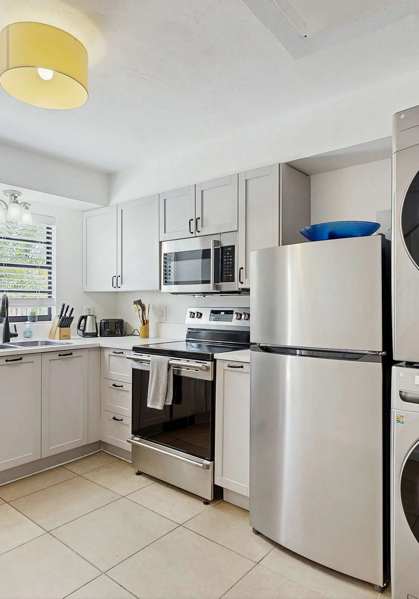 Spacious dog friendly Townhouse in Fort Myers with Shared Pool and BBQ