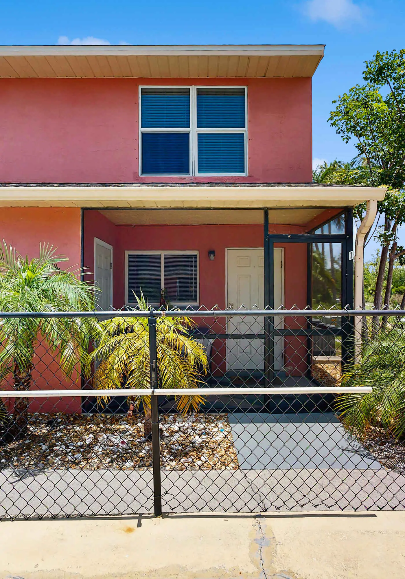 Spacious dog friendly Townhouse in Fort Myers with Shared Pool and BBQ
