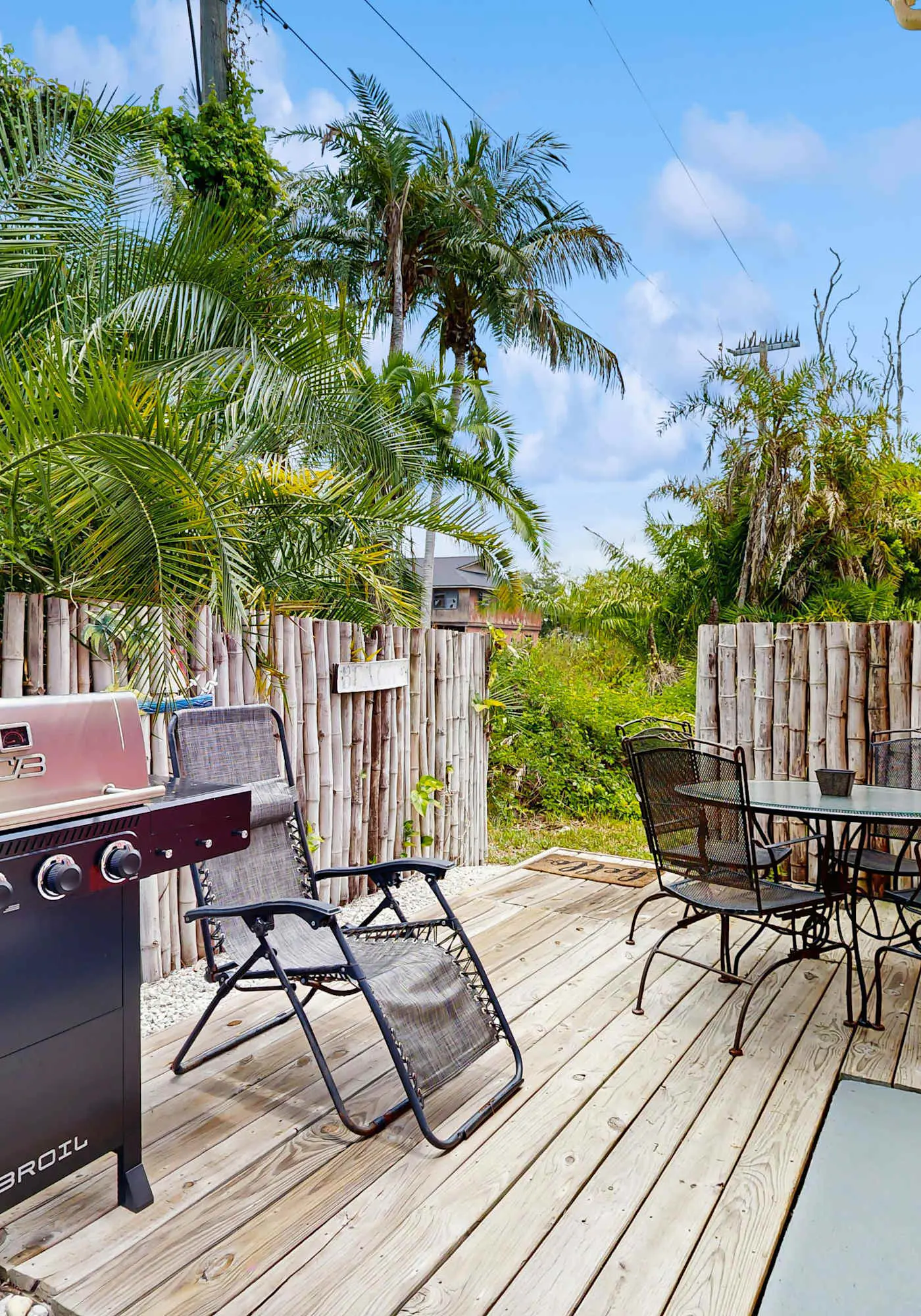 Spacious dog friendly Townhouse in Fort Myers with Shared Pool and BBQ
