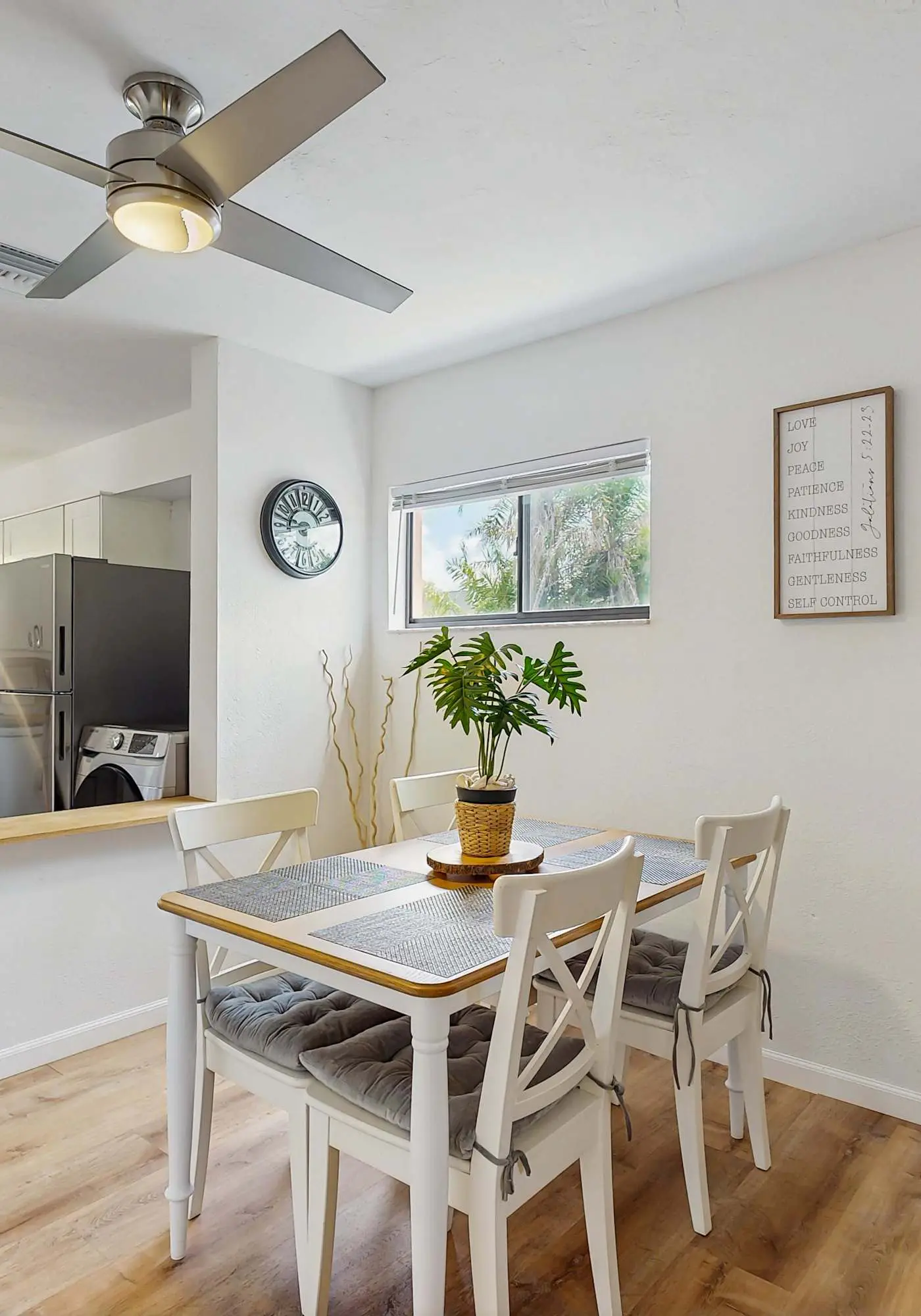 Spacious dog friendly Townhouse in Fort Myers with Shared Pool and BBQ