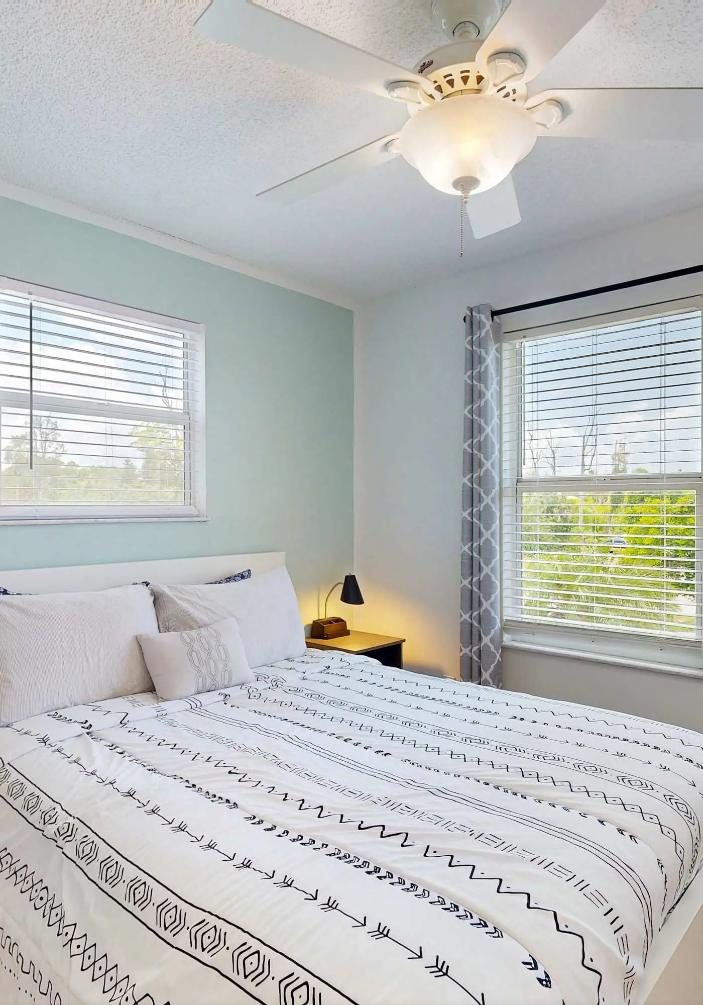 Spacious dog friendly Townhouse in Fort Myers with Shared Pool and BBQ