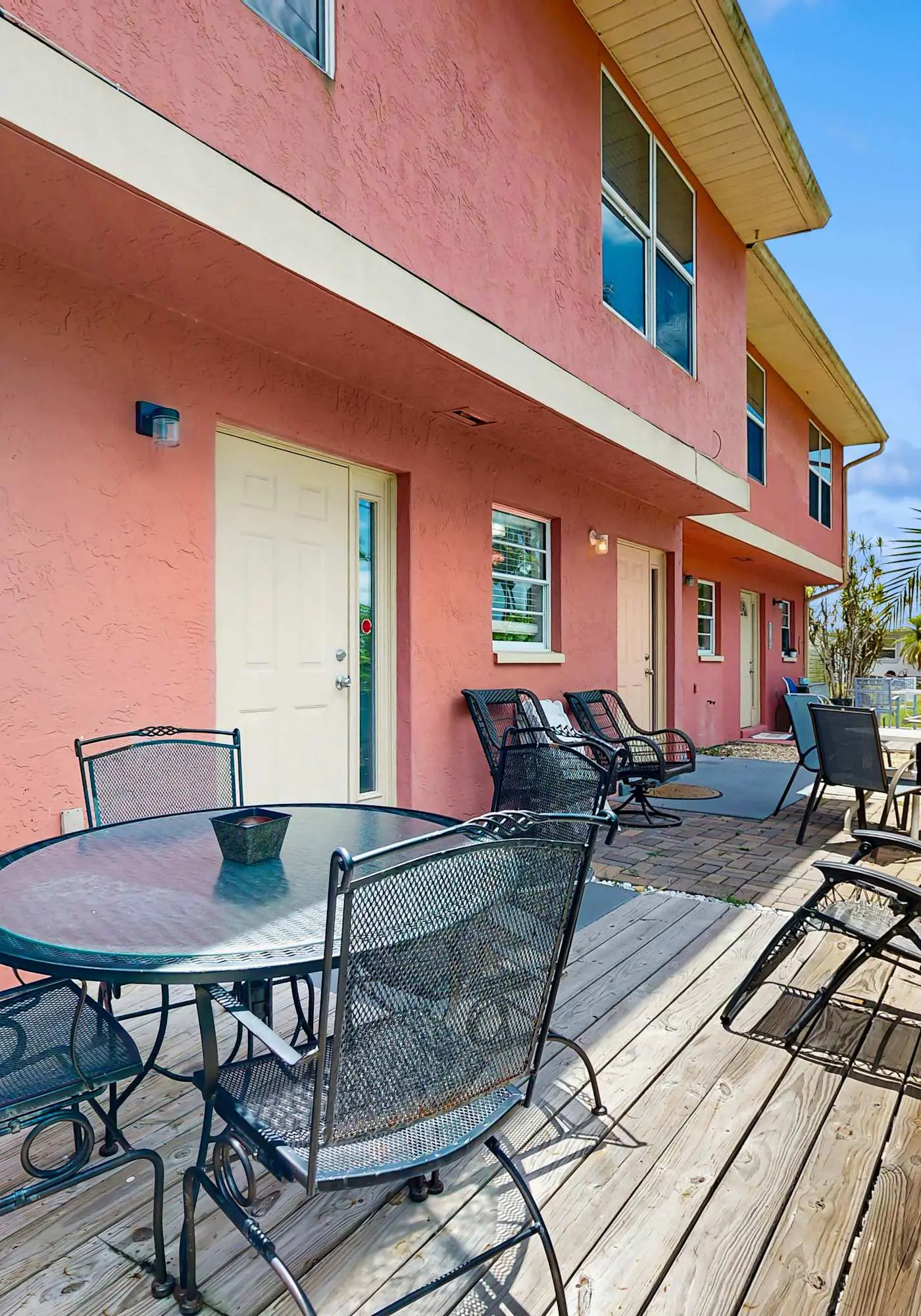 Spacious dog friendly Townhouse in Fort Myers with Shared Pool and BBQ