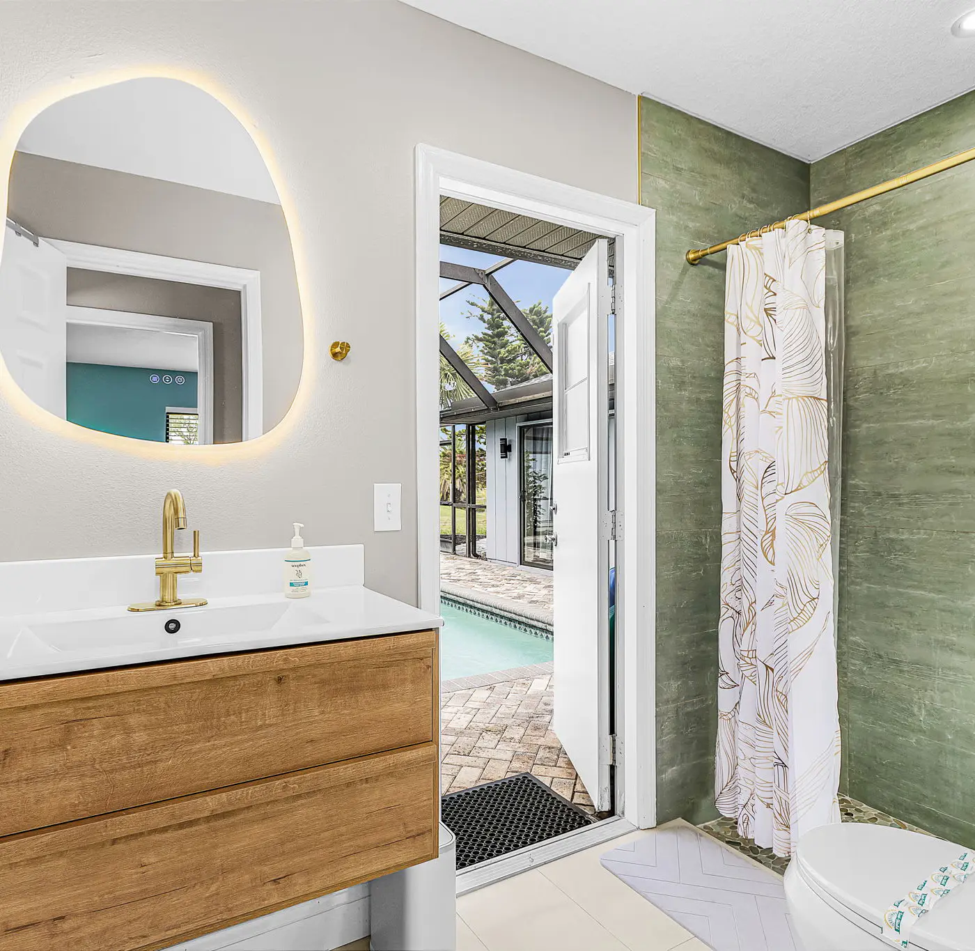 Gorgeous 4 Bedroom Home with Private Pool and Full Kitchen in Rotonda West