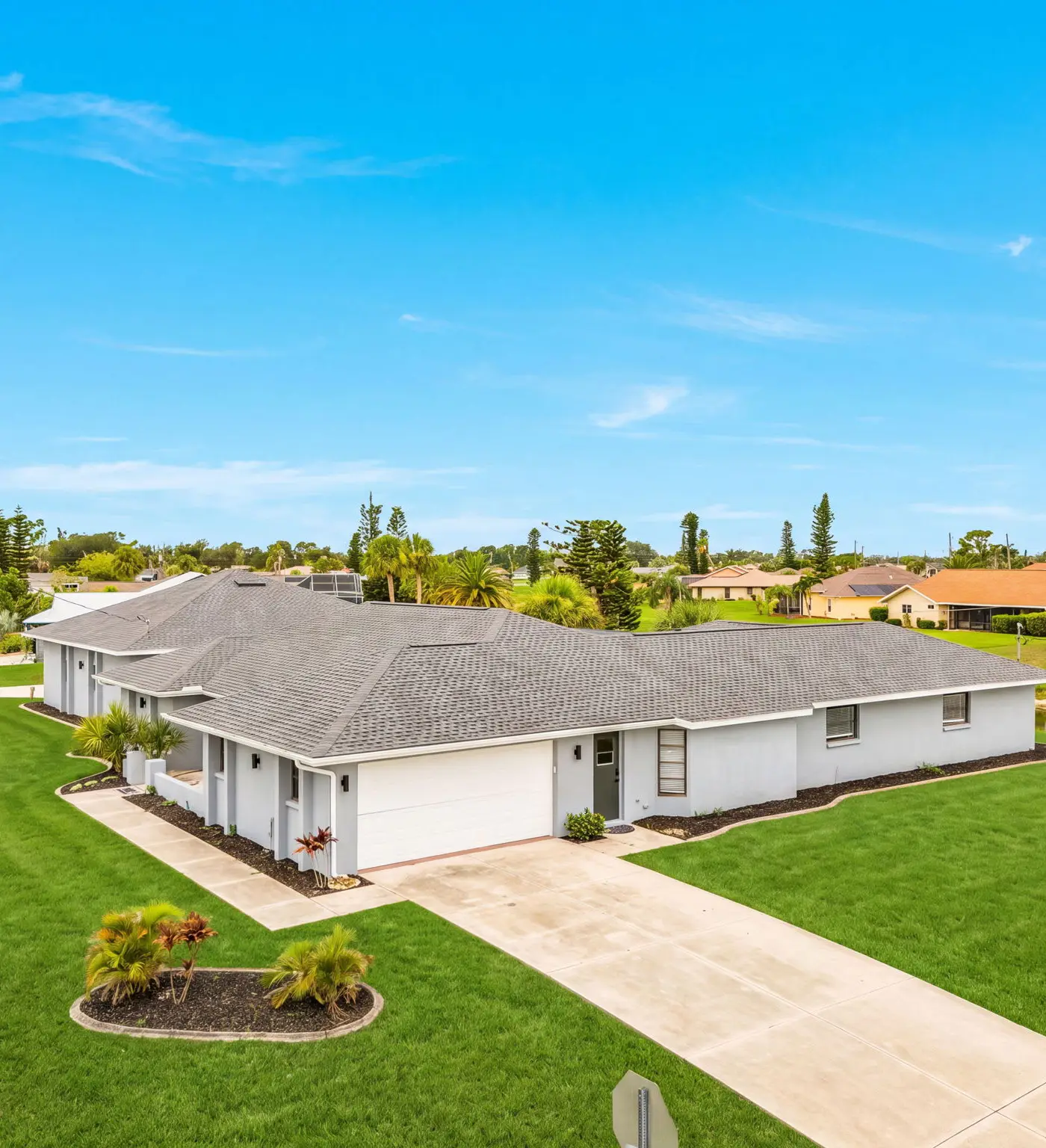 Gorgeous 4 Bedroom Home with Private Pool and Full Kitchen in Rotonda West