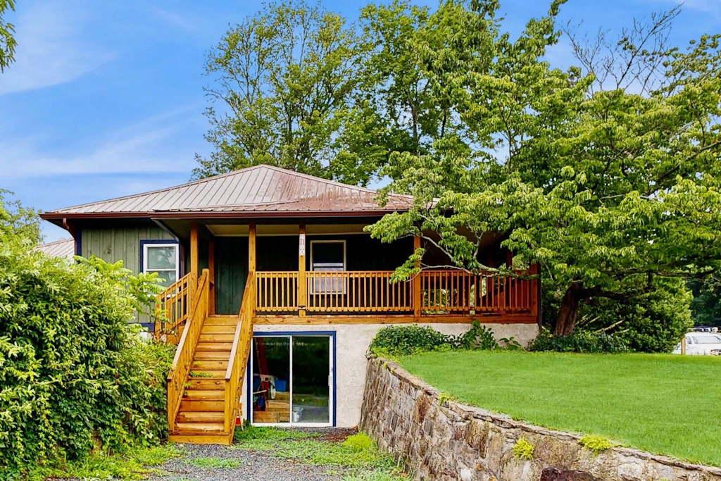 Dog-friendly farm cottage with patio, walk to dining & Ecusta Trail, ac