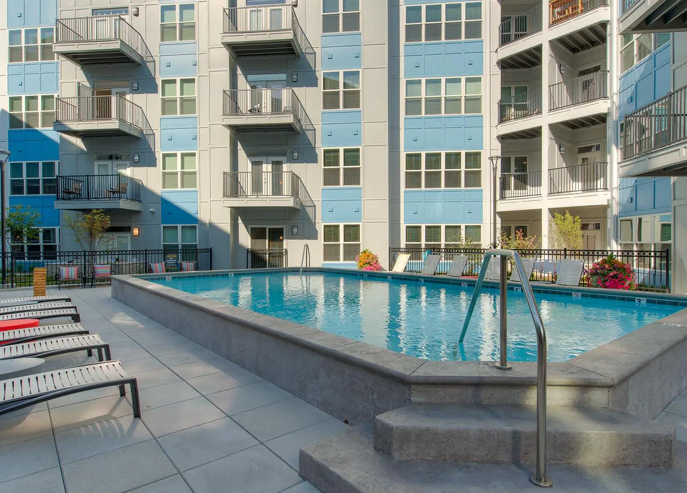 CozySuites Penrose | 1BR/1BA on Mass w/ pool & parking
