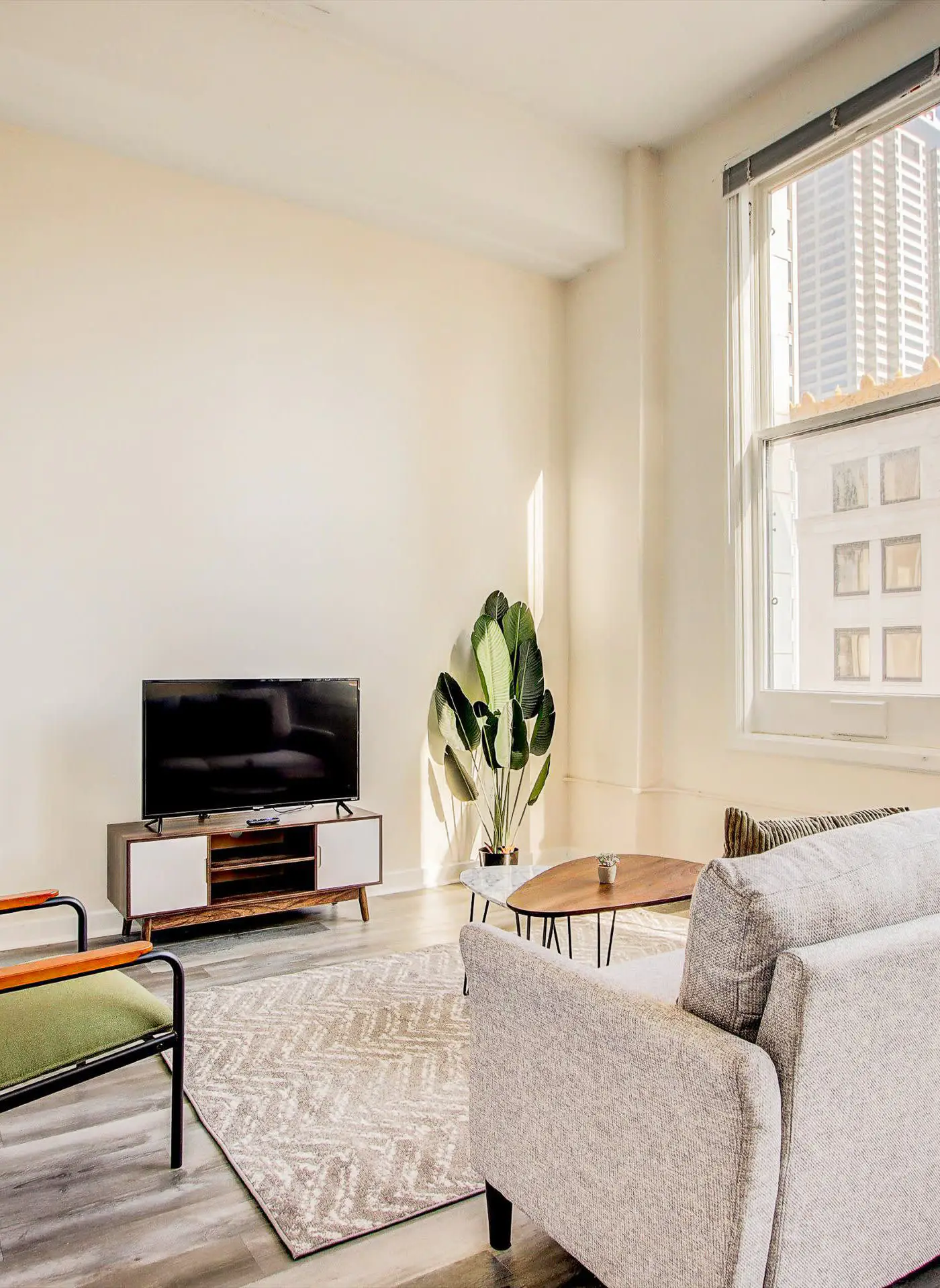TWO CozySuites 4BR Queen Apt with Skybridge Access