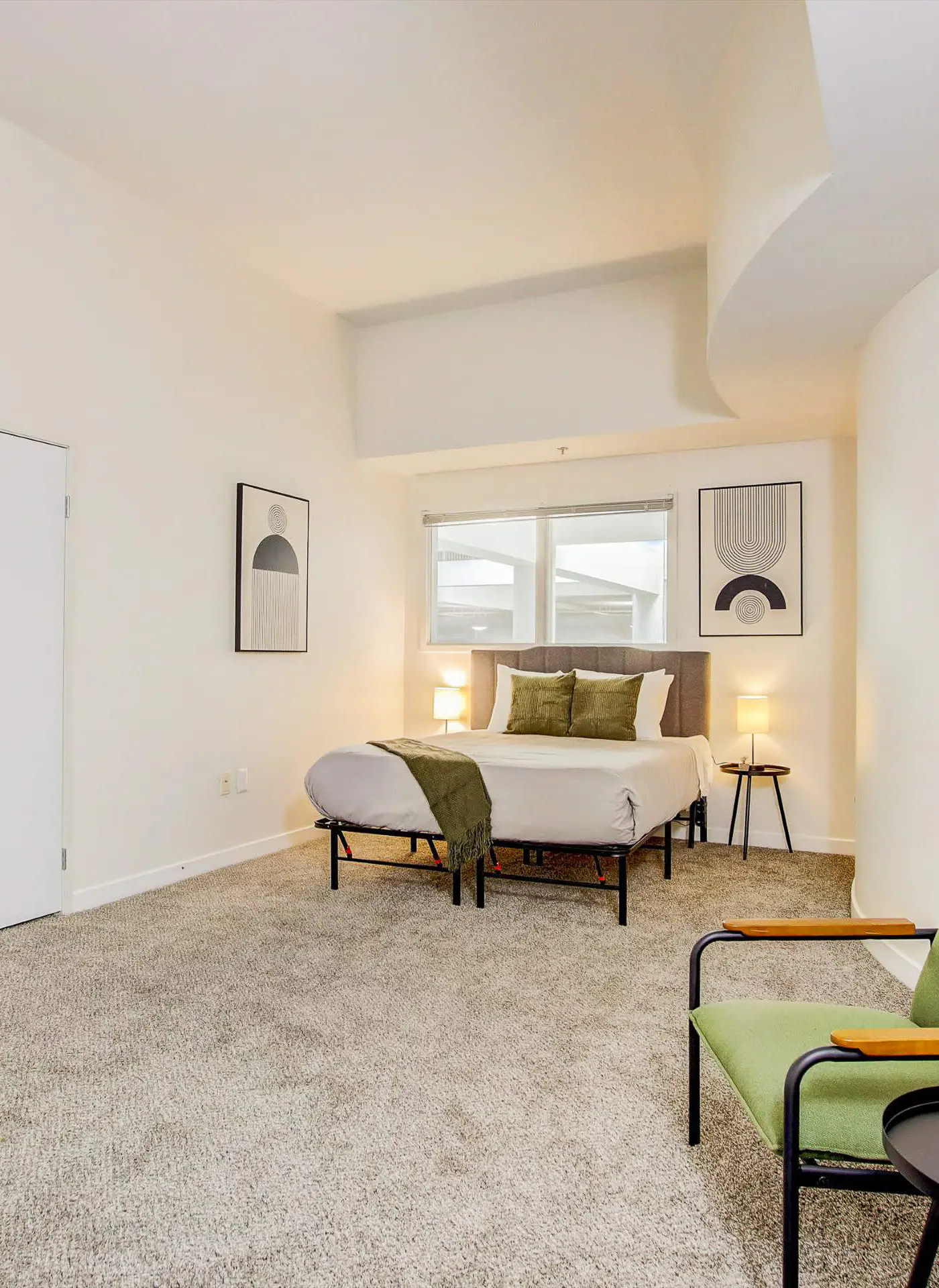 TWO CozySuites 4BR Queen Apt with Skybridge Access