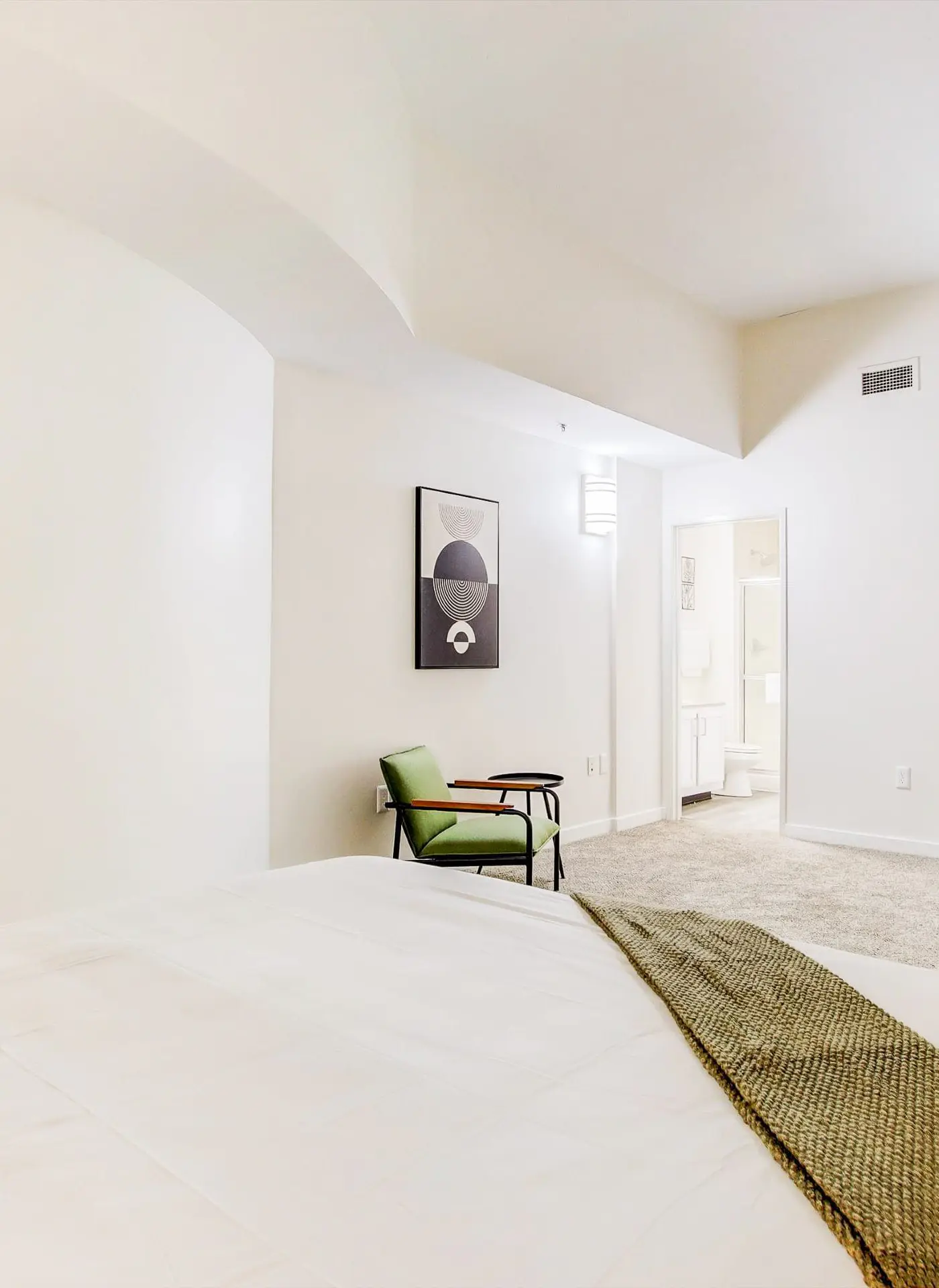 TWO CozySuites 4BR Queen Apt with Skybridge Access