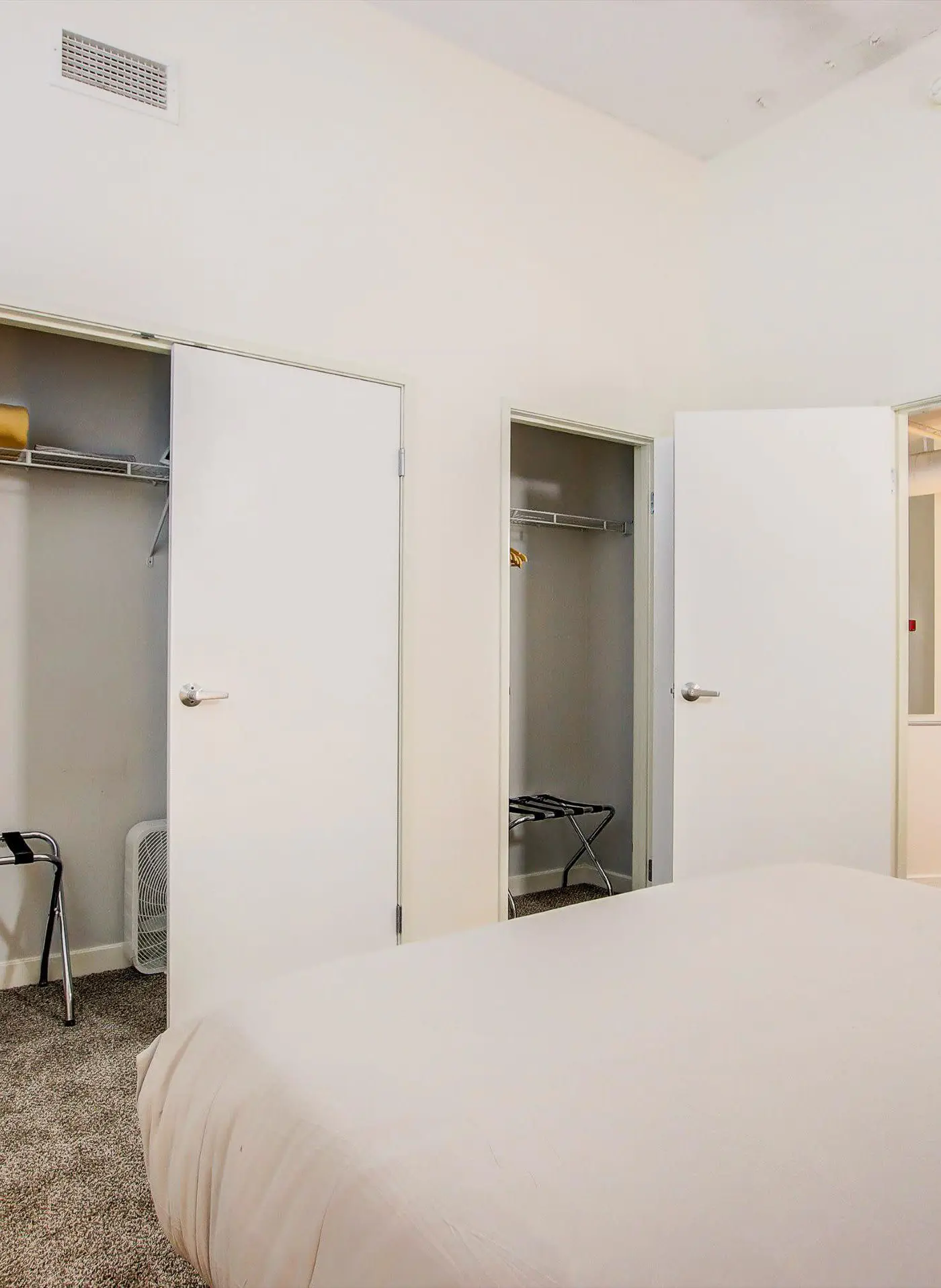 TWO CozySuites 4BR Queen Apt with Skybridge Access