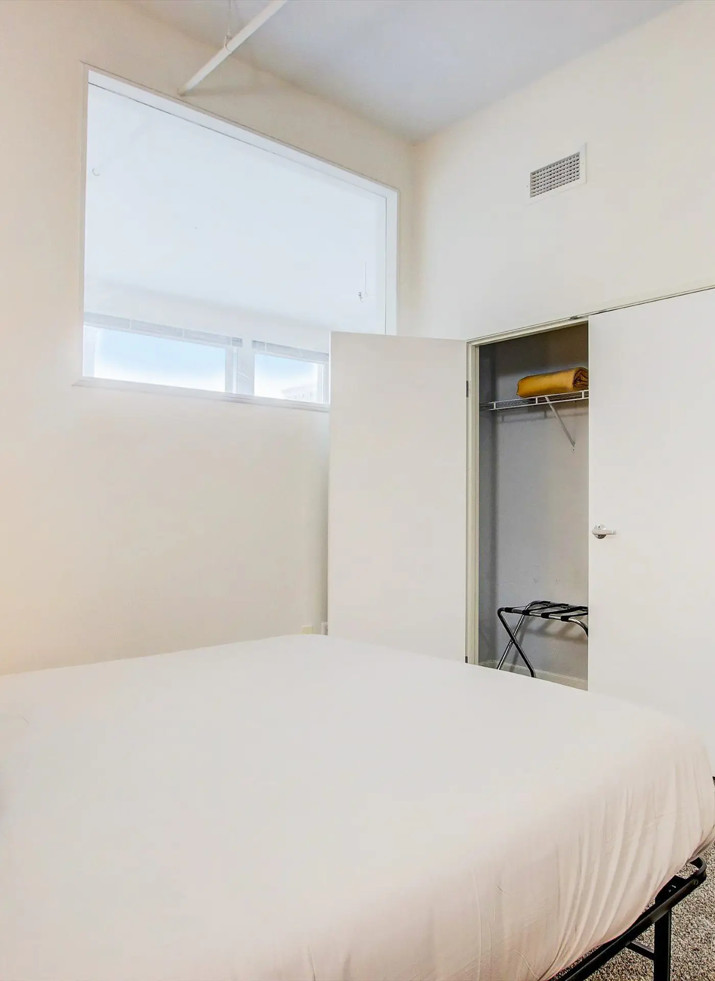 TWO CozySuites 4BR Queen Apt with Skybridge Access