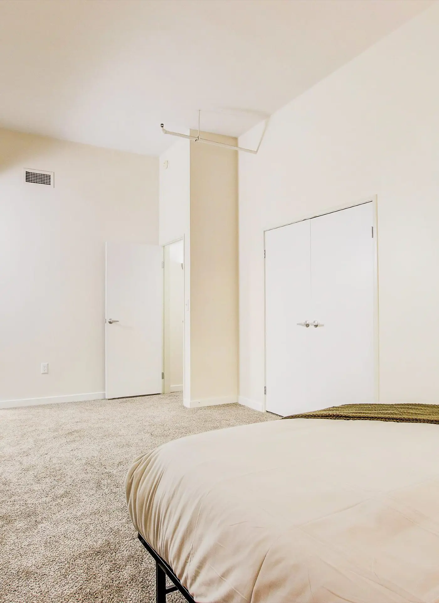 TWO CozySuites 4BR Queen Apt with Skybridge Access
